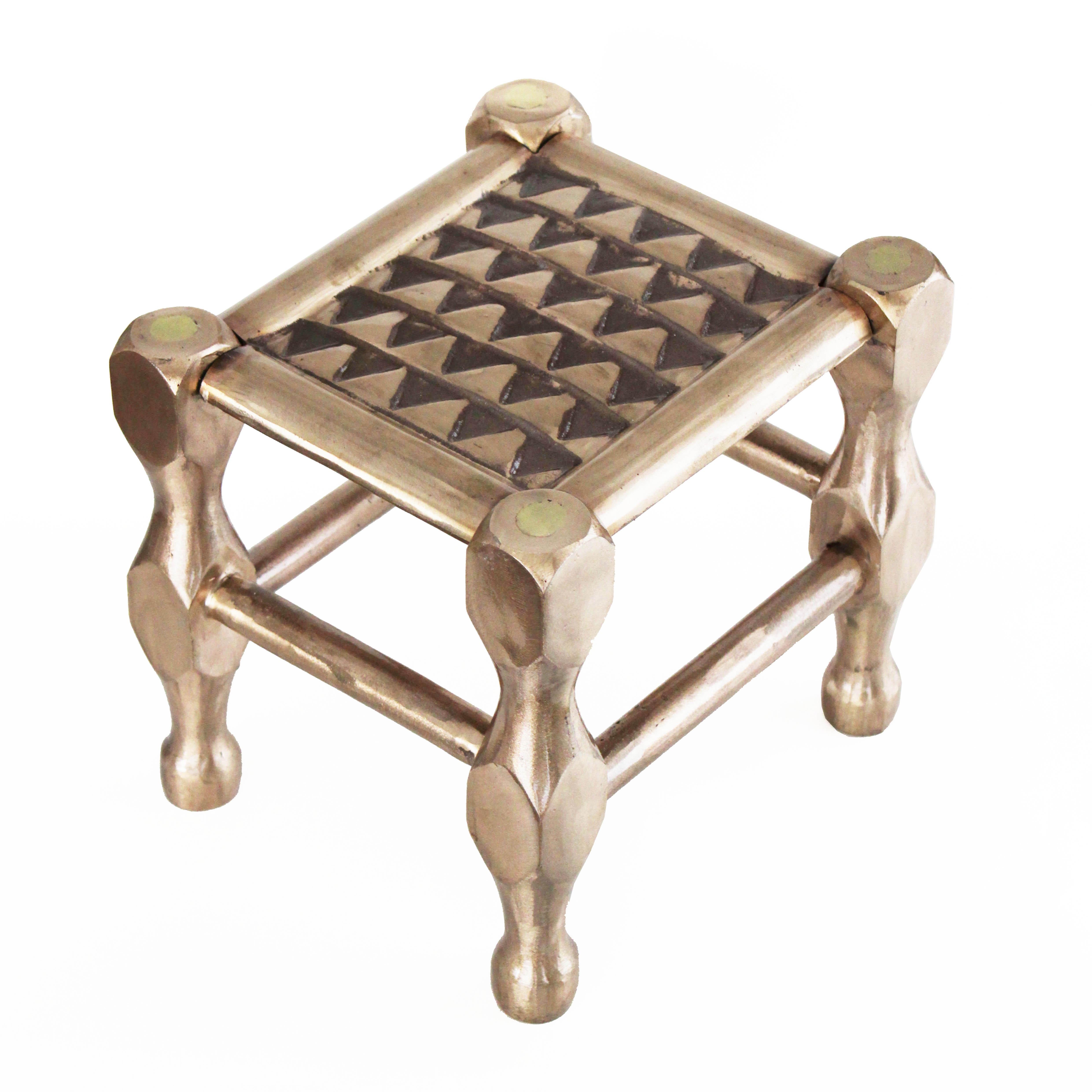 Aluminium und Bronze Der Iskemle Hocker von Studio Sunt
Abmessungen: B 26 x T 22,5 x H 25 cm. 
MATERIALIEN: Bronze, Aluminium.

Studio Sunt ist ein in Istanbul ansässiges Designstudio, das Traditionen erneuert, indem es feine Handwerkskunst auf