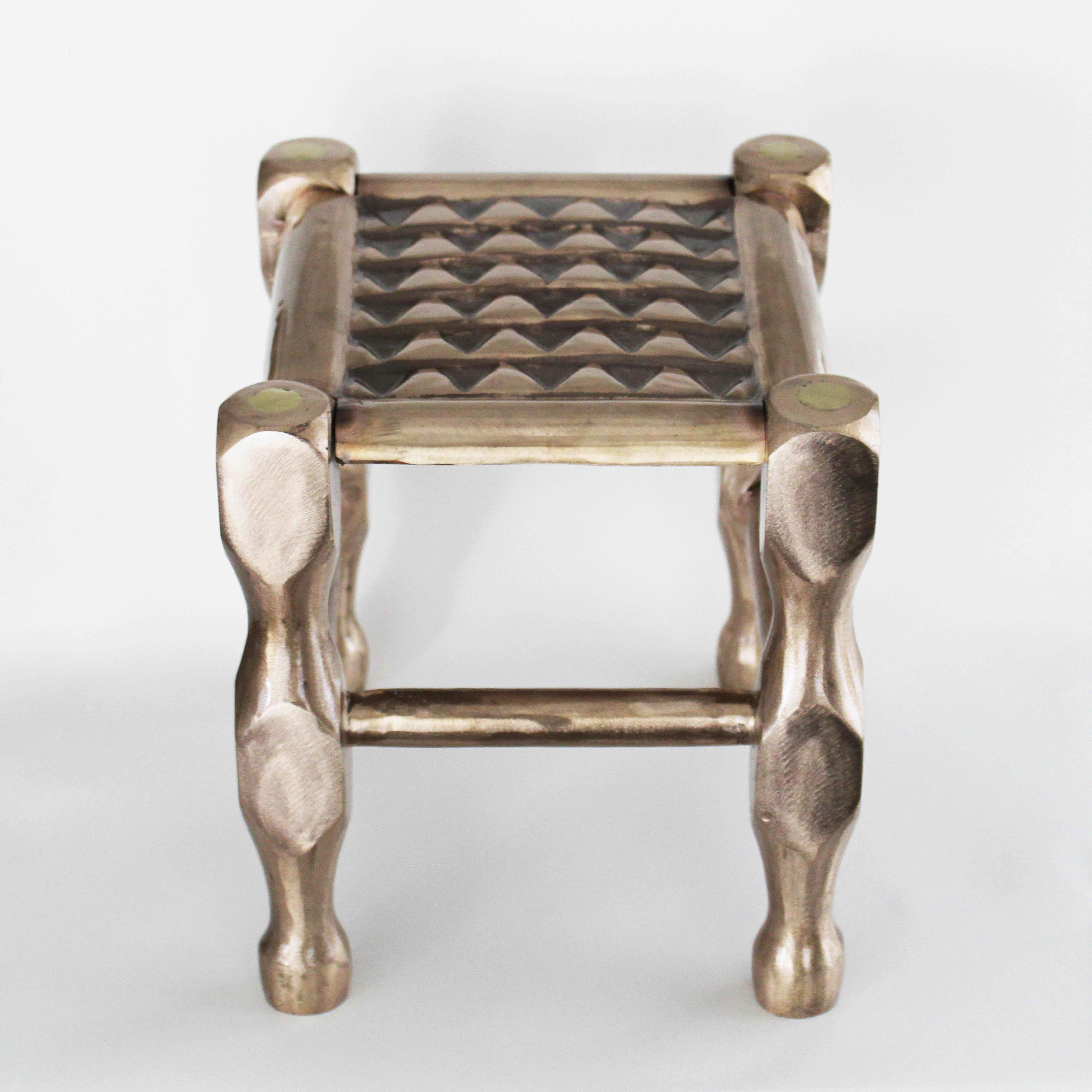 Aluminium und Bronze Der Iskemle Hocker von Studio Sunt (Postmoderne) im Angebot