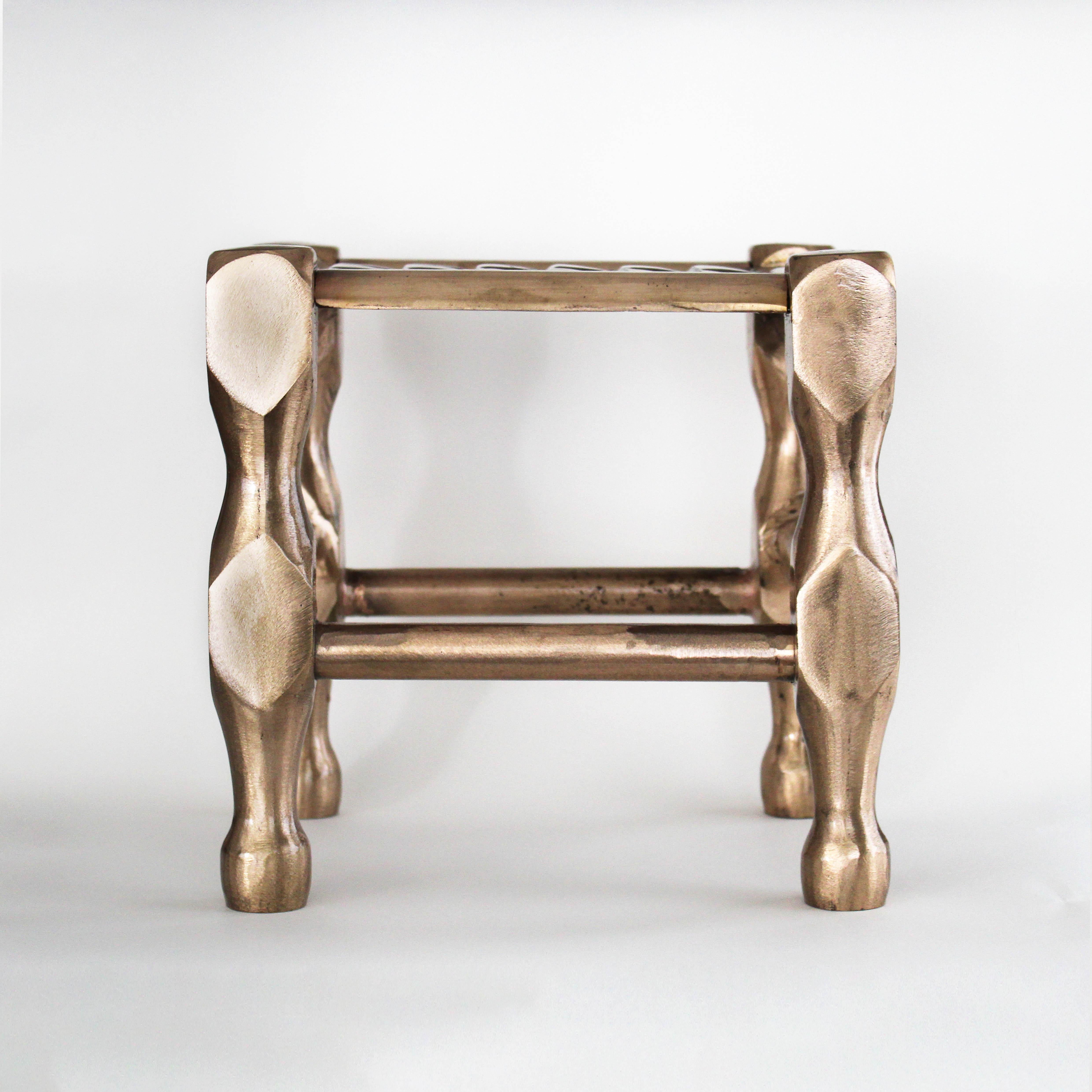 Aluminium und Bronze Der Iskemle Hocker von Studio Sunt (Türkisch) im Angebot