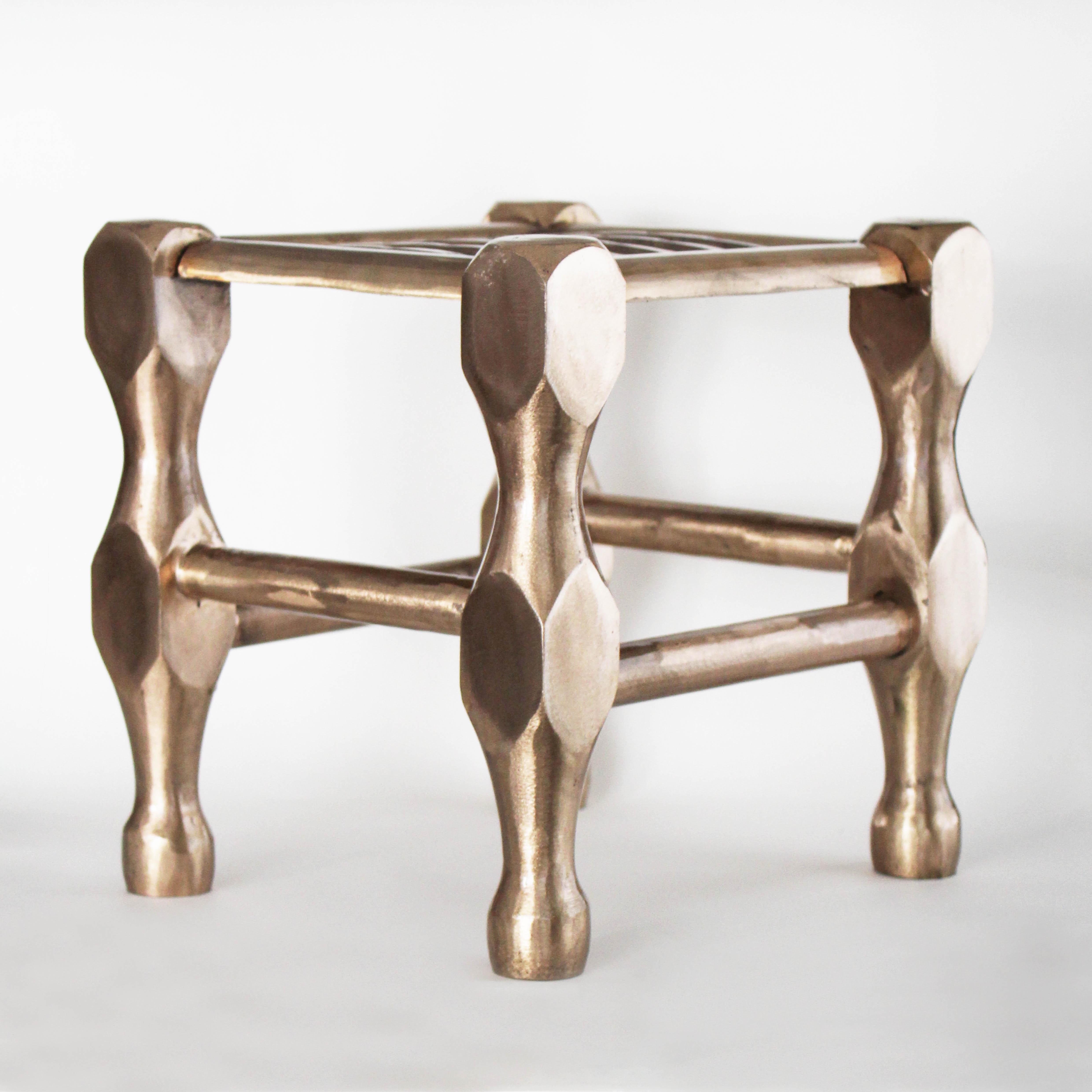 Aluminium und Bronze Der Iskemle Hocker von Studio Sunt im Zustand „Neu“ im Angebot in Geneve, CH