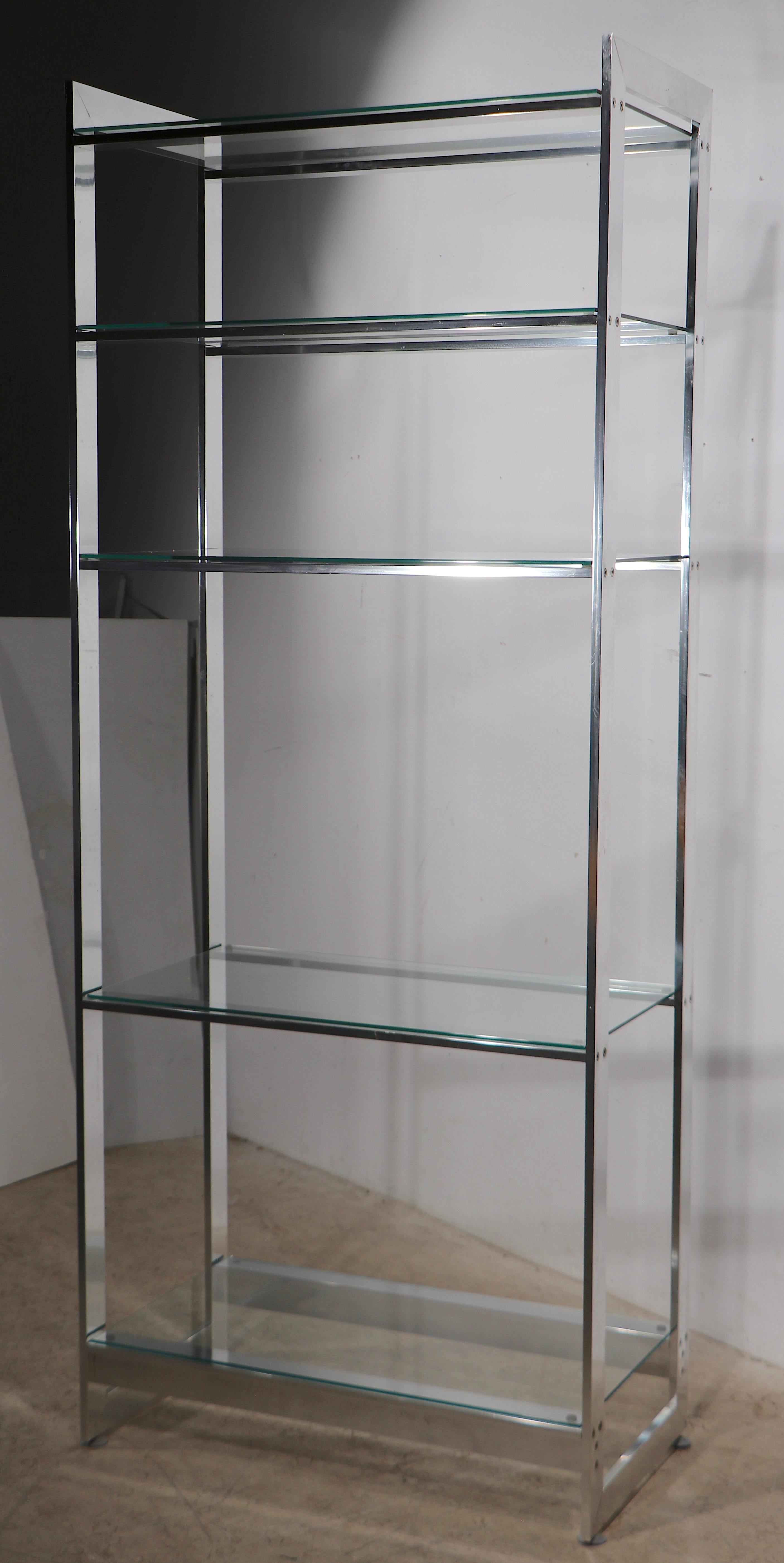 Alluminio e vetro  Etagere con cinque ripiani in vetro, anni '70 ca. in vendita 5