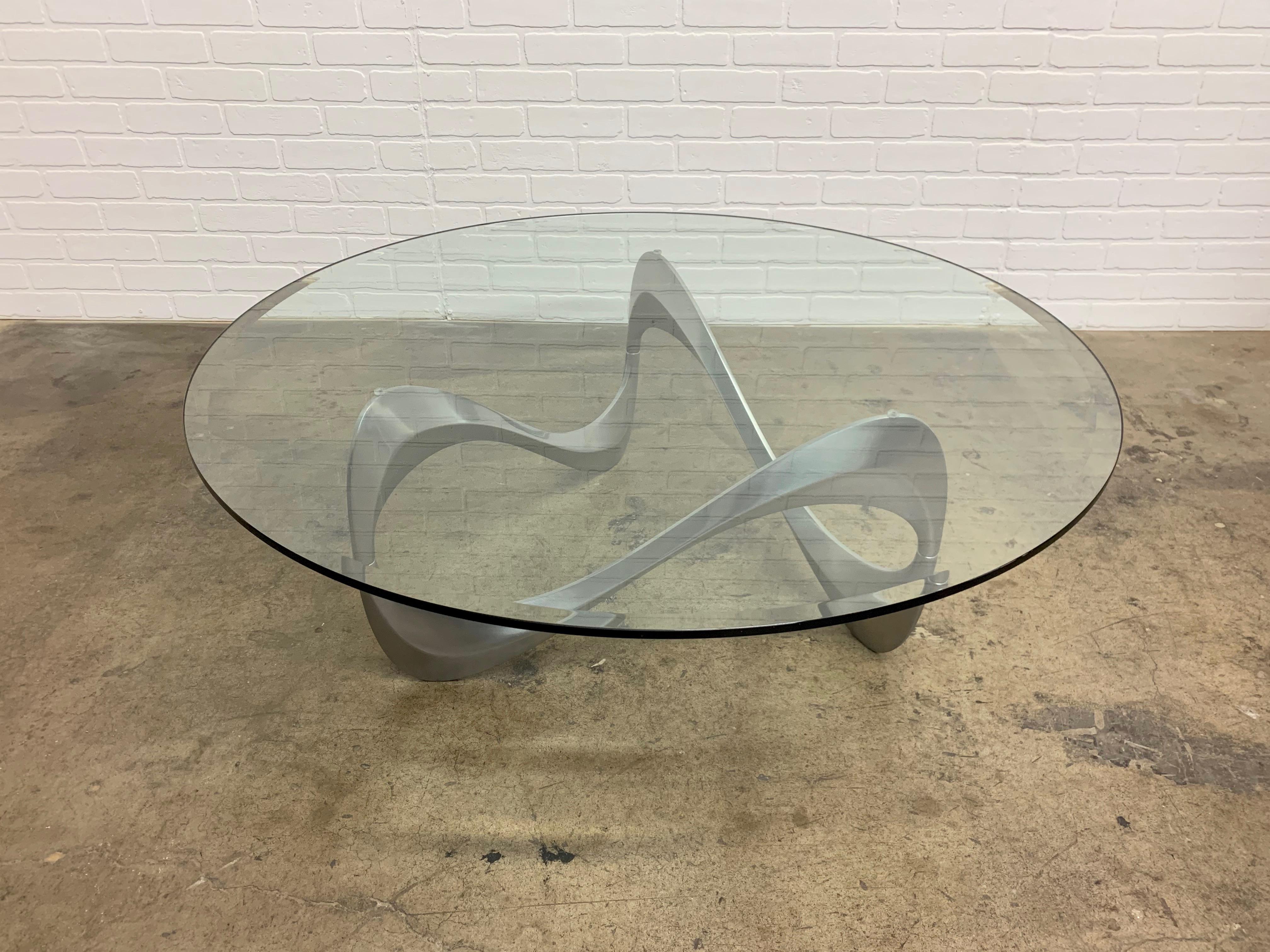 Skulpturaler Couchtisch oder Cocktailtisch in Form einer Schlange aus Aluminium. Der Tisch wurde von Knut Hesterberg für den deutschen Hersteller Ronald Schmitt entworfen.
Maße des Glases: 42