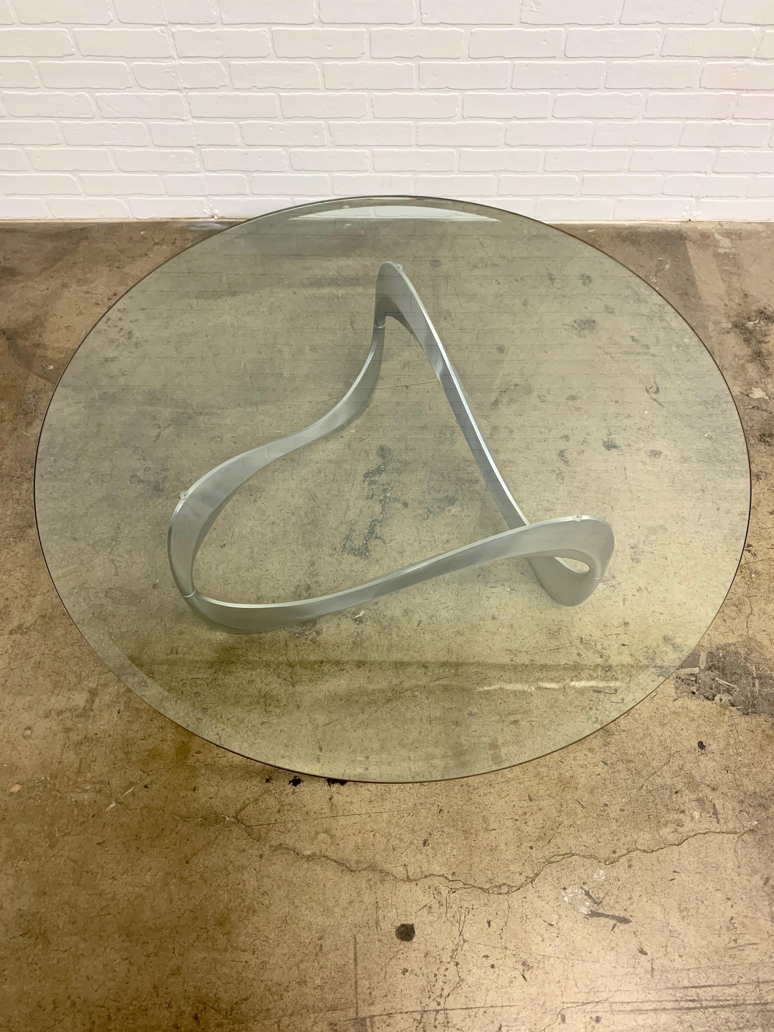 Couchtisch aus Aluminium und Glas mit Schlangenmuster von Knut Hesterberg für Ronald Schmitt (Moderne der Mitte des Jahrhunderts)