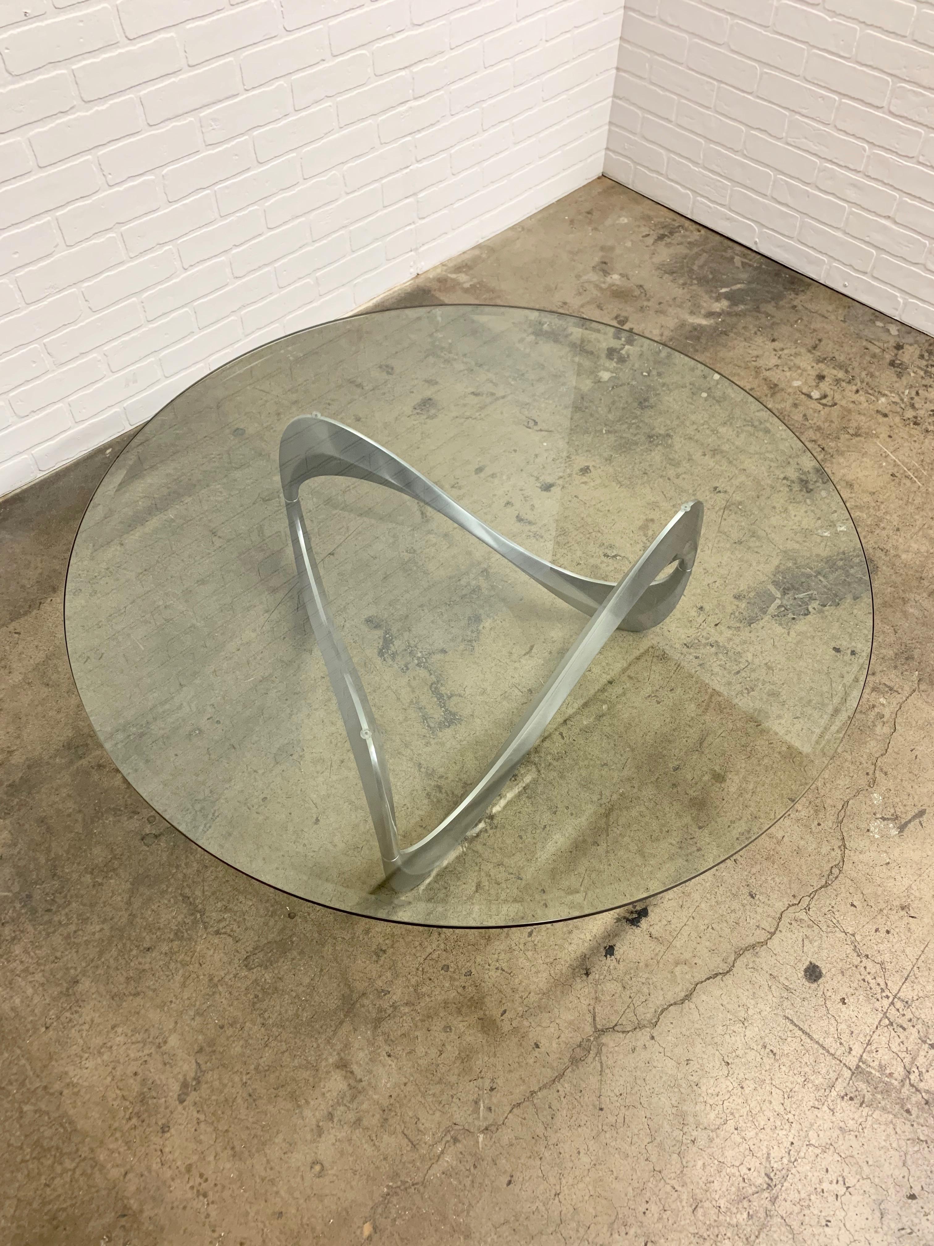 Couchtisch aus Aluminium und Glas mit Schlangenmuster von Knut Hesterberg für Ronald Schmitt (Deutsch)