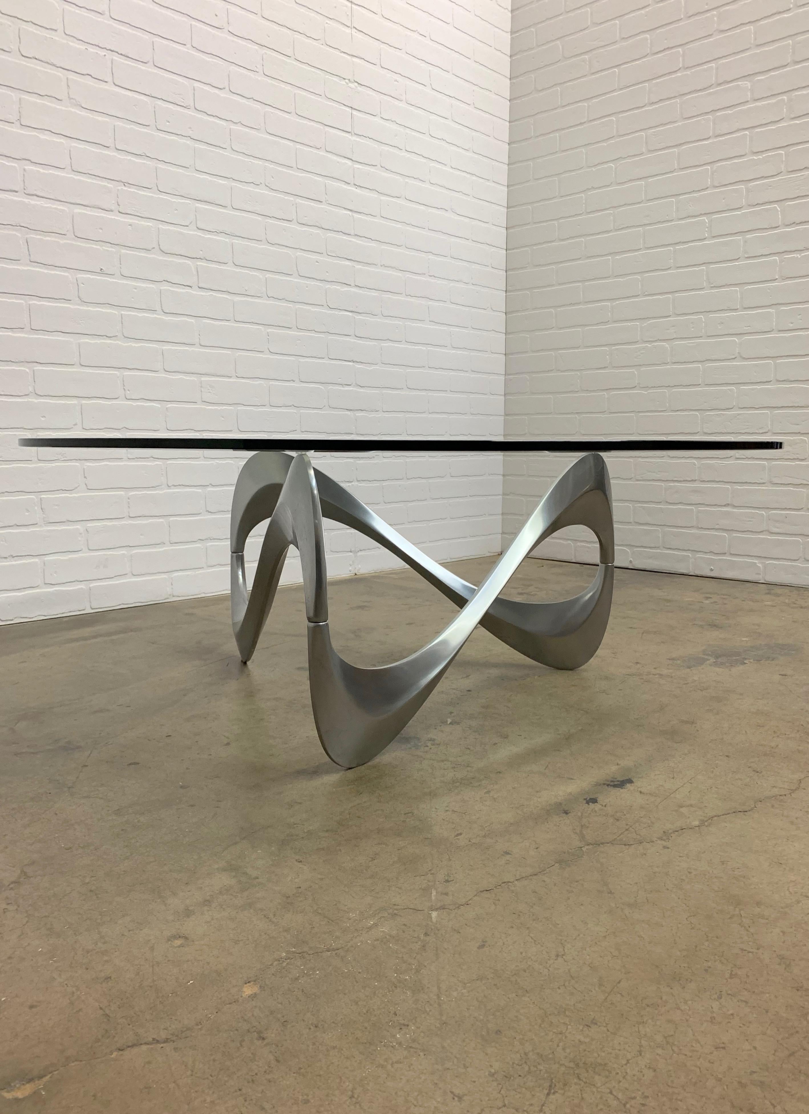 Couchtisch aus Aluminium und Glas mit Schlangenmuster von Knut Hesterberg für Ronald Schmitt im Zustand „Gut“ in Denton, TX
