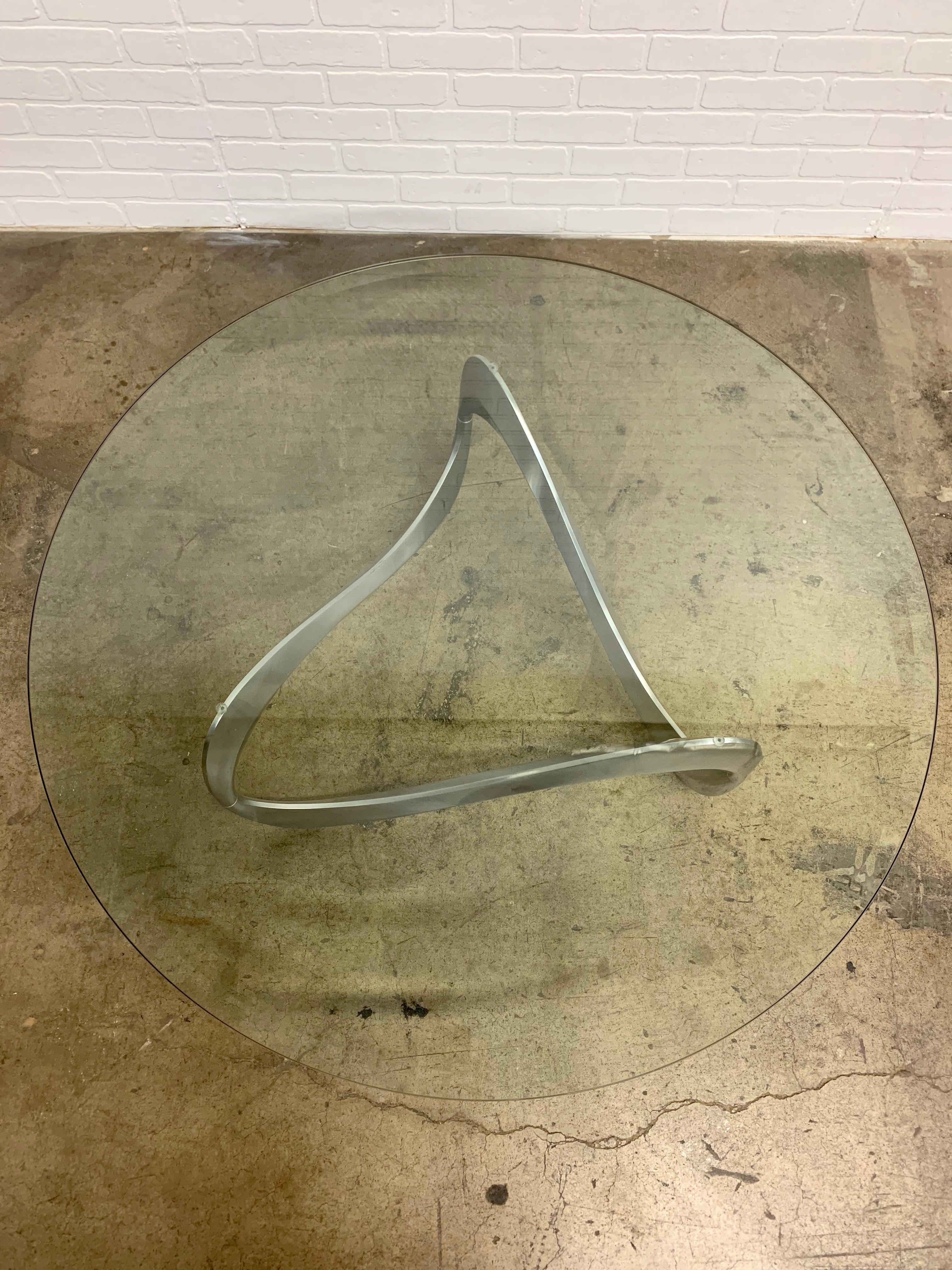Couchtisch aus Aluminium und Glas mit Schlangenmuster von Knut Hesterberg für Ronald Schmitt (20. Jahrhundert)