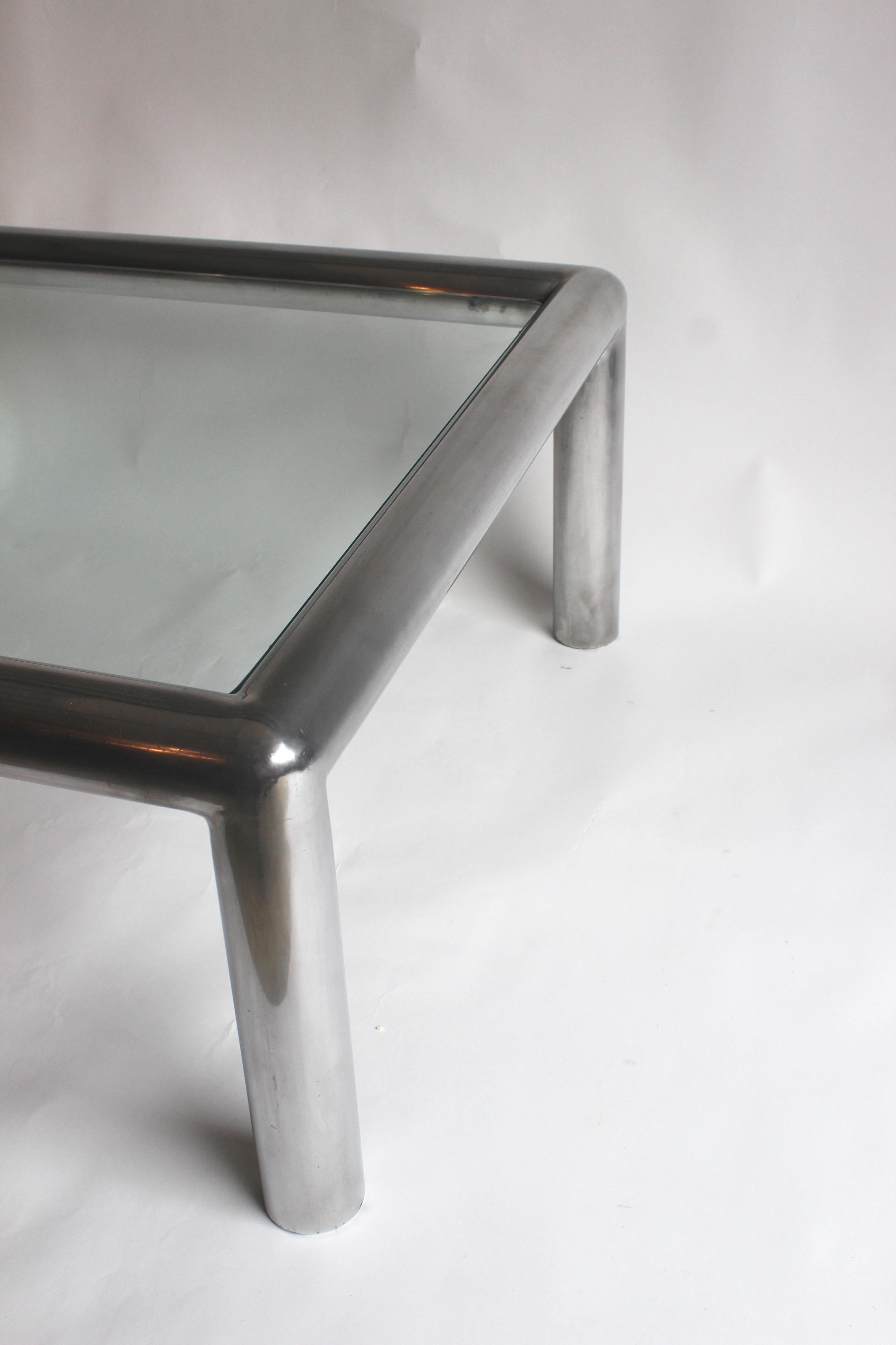 Couchtisch „Tubo“ aus Aluminium und Glas von John Mascheroni (amerikanisch) im Angebot