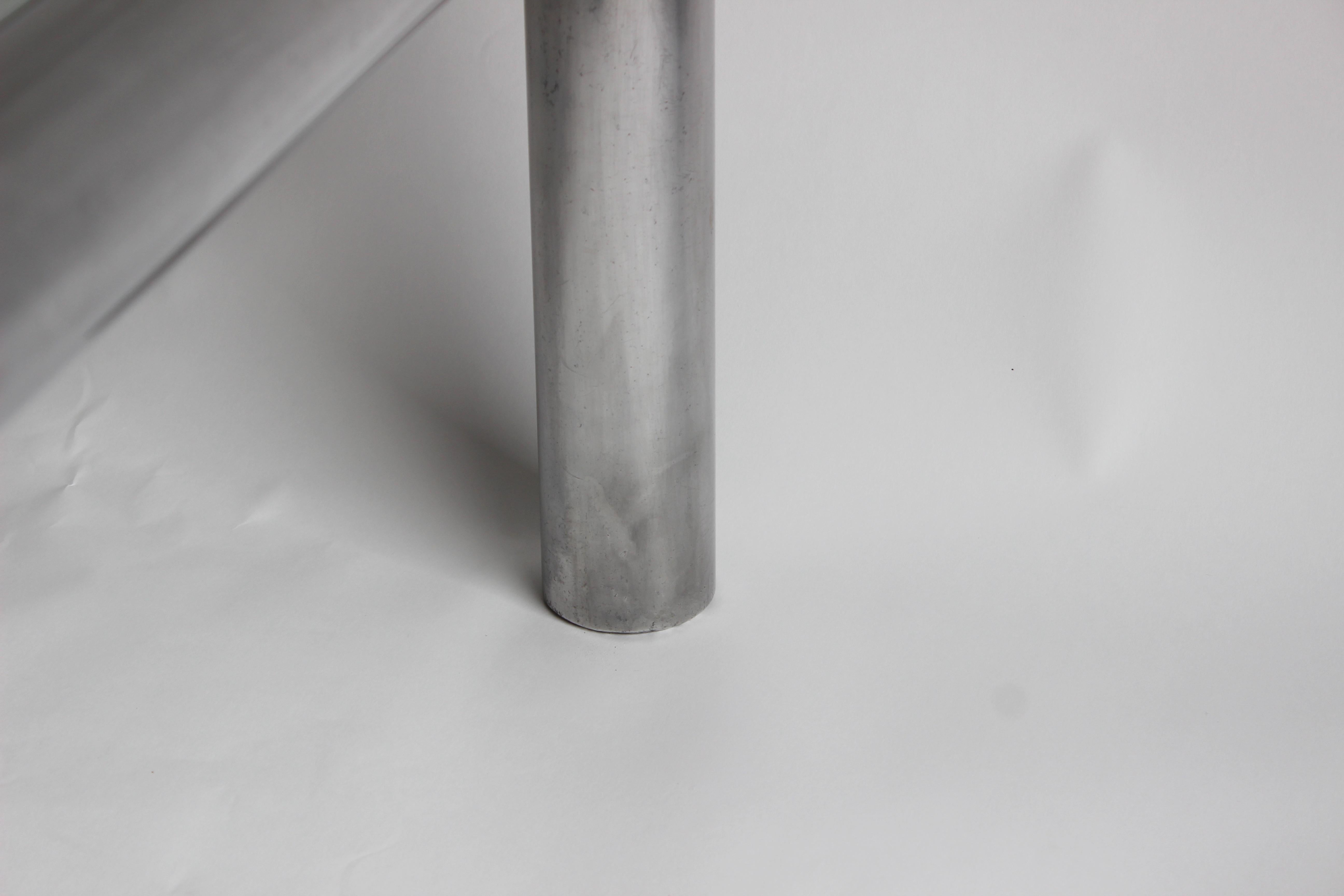 Couchtisch „Tubo“ aus Aluminium und Glas von John Mascheroni im Angebot 1