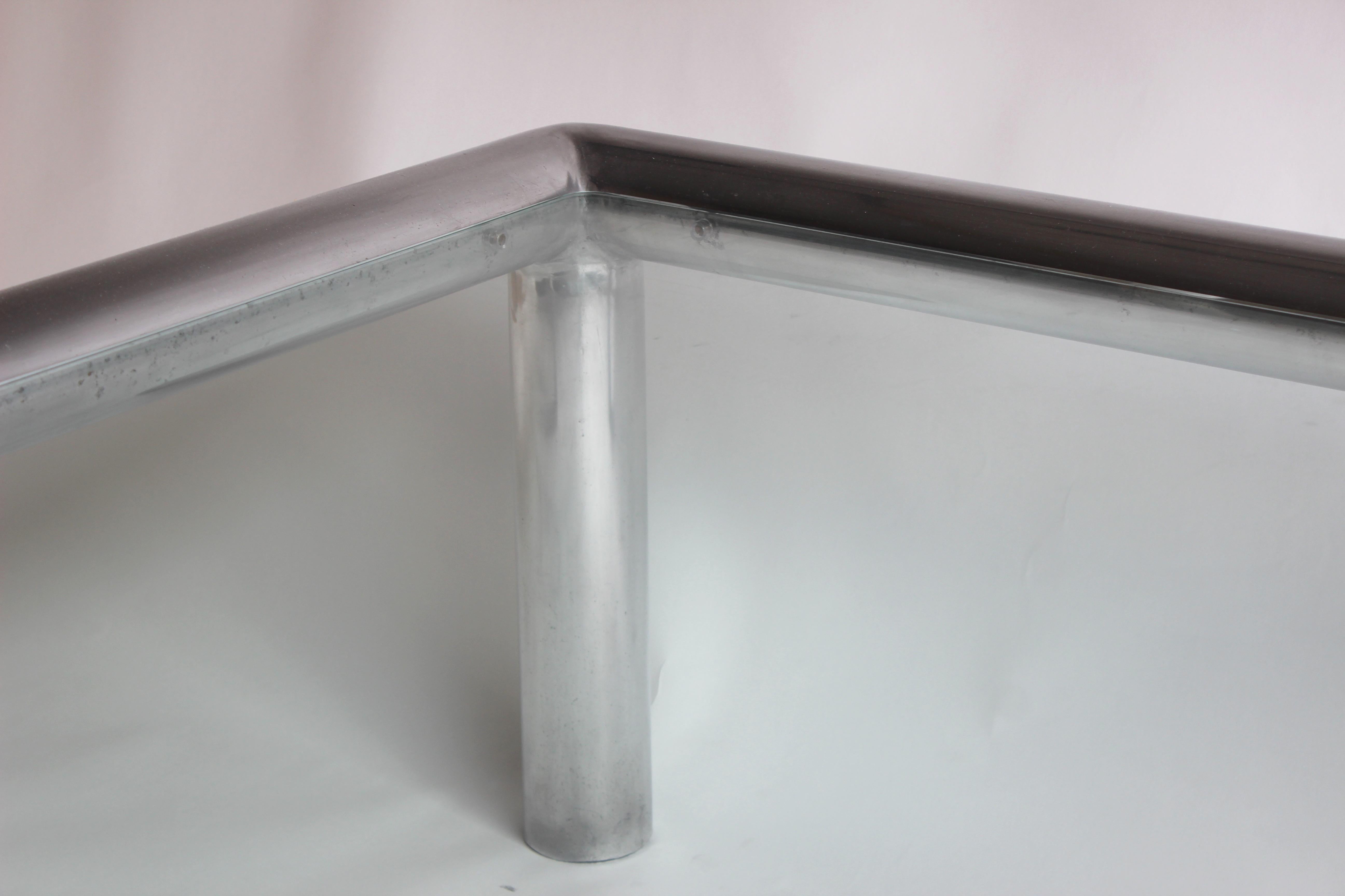Couchtisch „Tubo“ aus Aluminium und Glas von John Mascheroni im Angebot 3