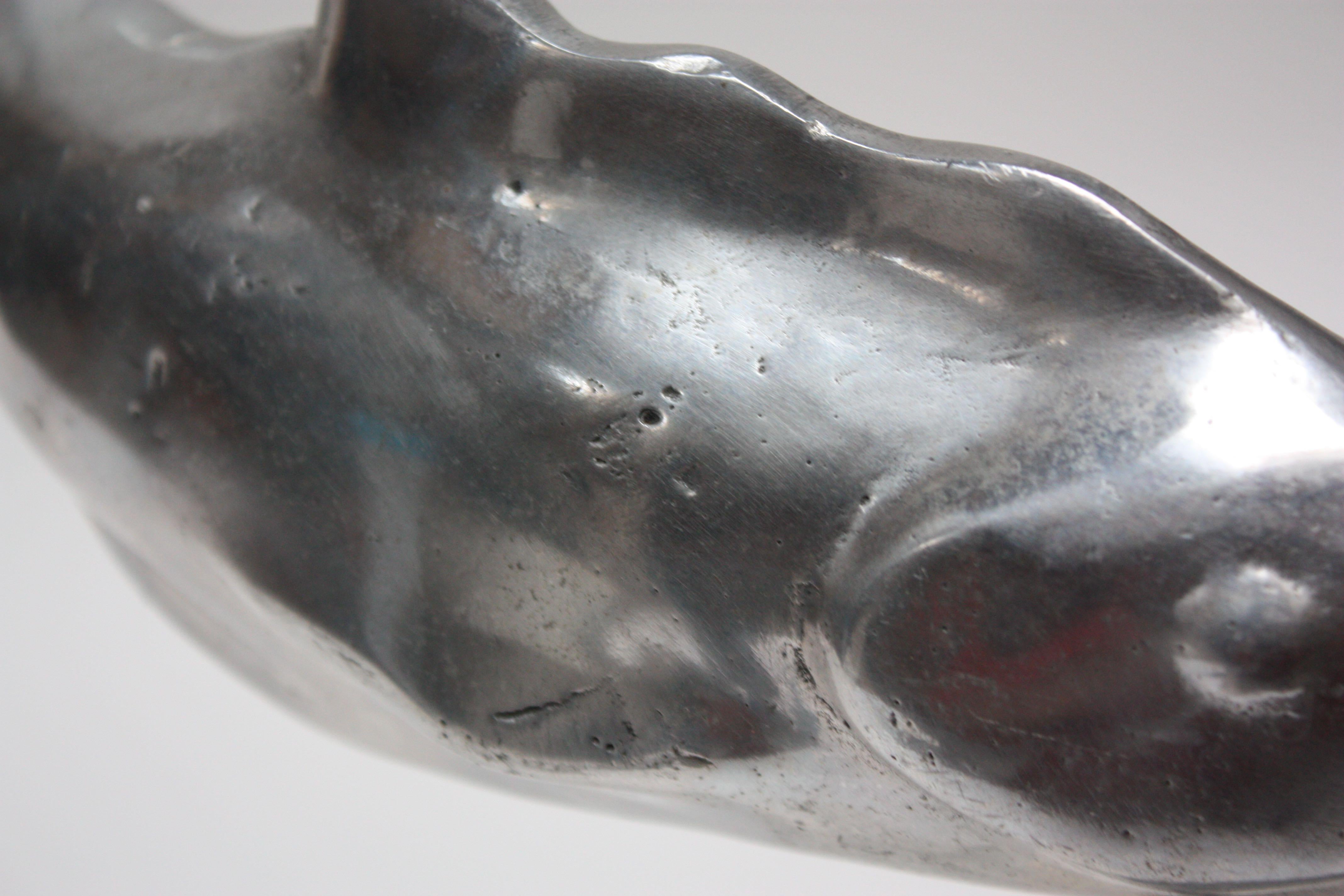 Escultura Trío de tiburones de aluminio y lucita en venta 2