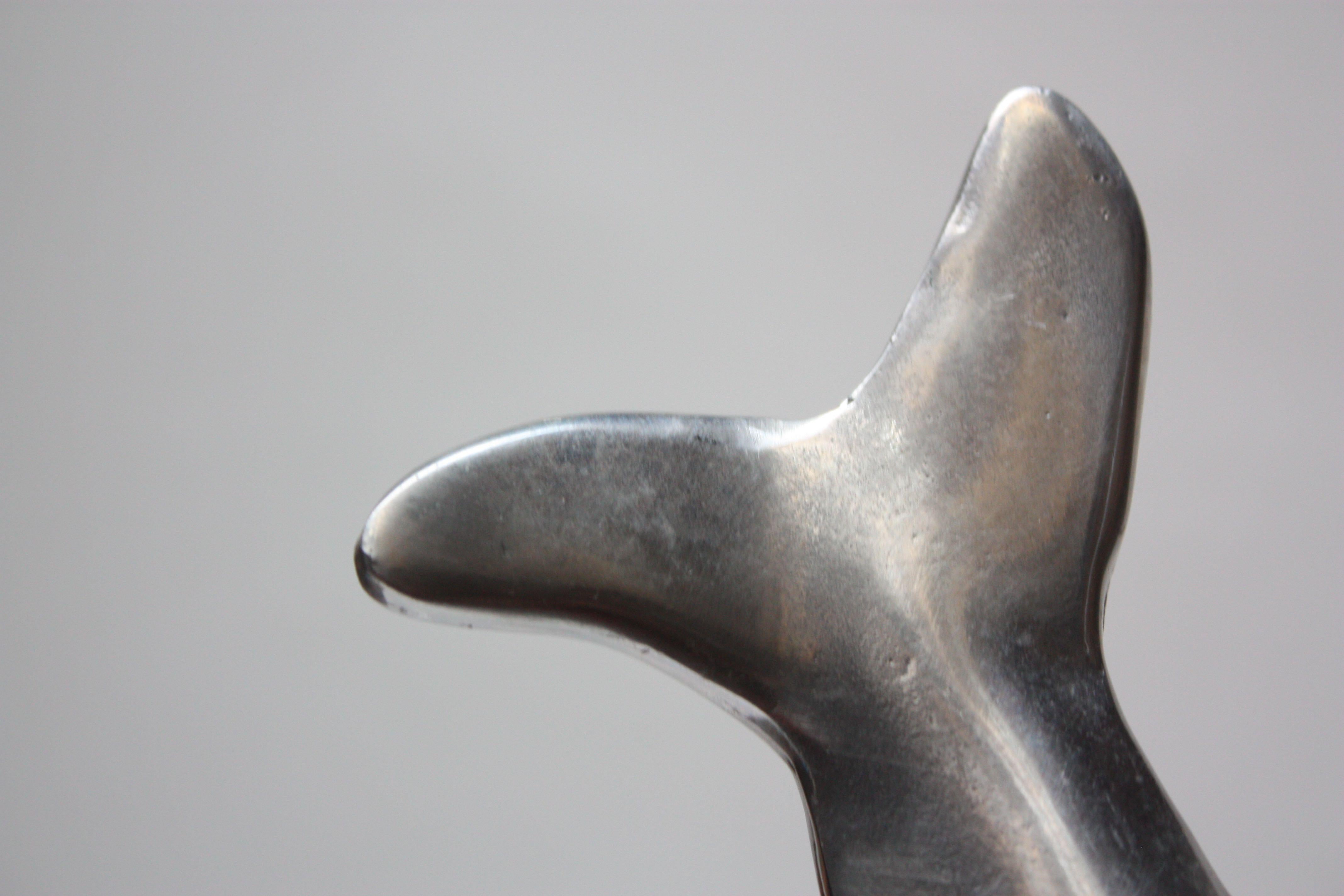 Escultura Trío de tiburones de aluminio y lucita en Bueno estado para la venta en Brooklyn, NY