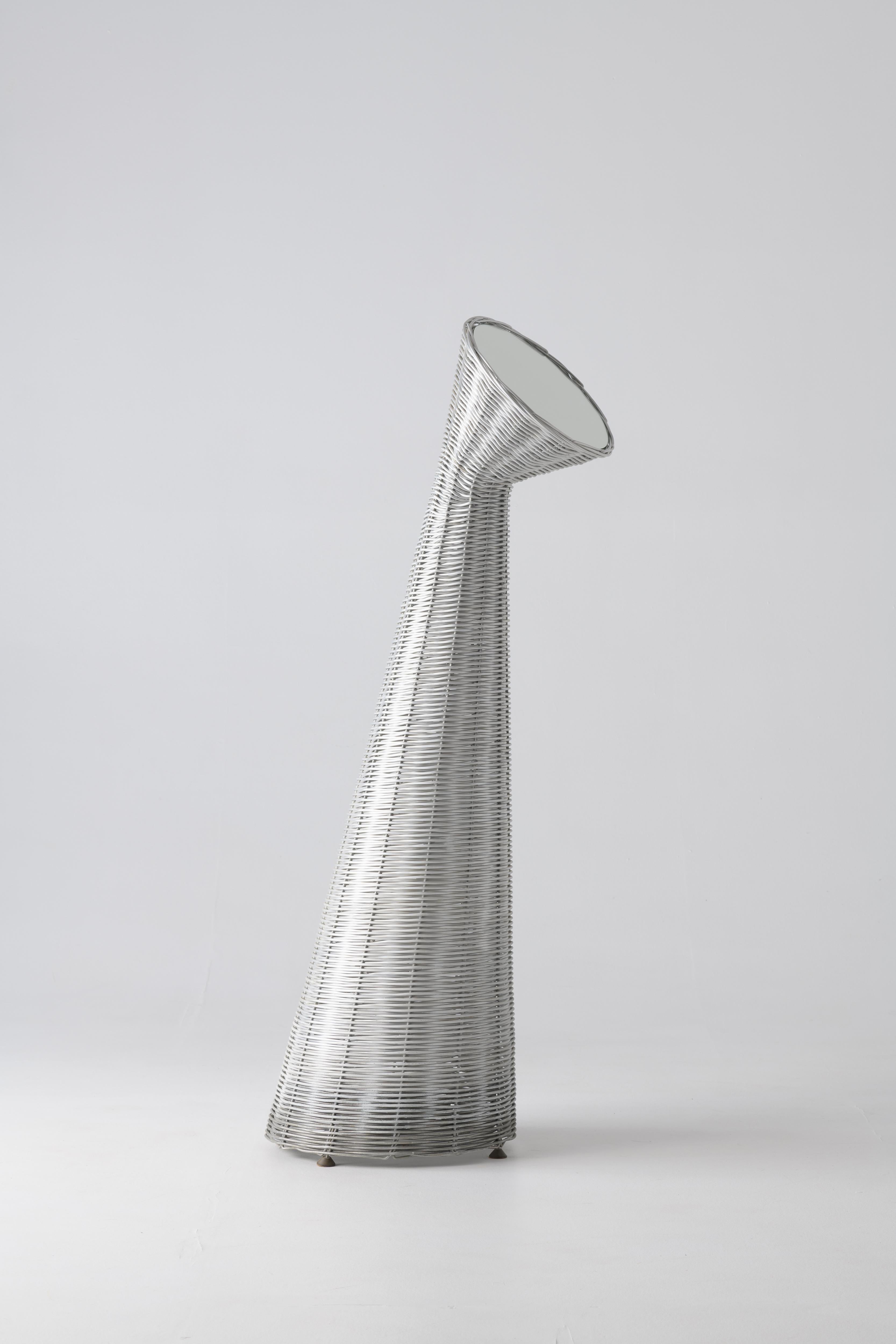 Lámpara de pie decorativa de aluminio y espejo Hay by PANOPTIKUM COLLECTIONS
Dimensiones: Ø 46 x H 160 cm. Ø del espejo: 33 cm.
Materiales: Alambre de aluminio, espejo incrustado y lámpara LED.

Todas nuestras lámparas pueden cablearse según cada