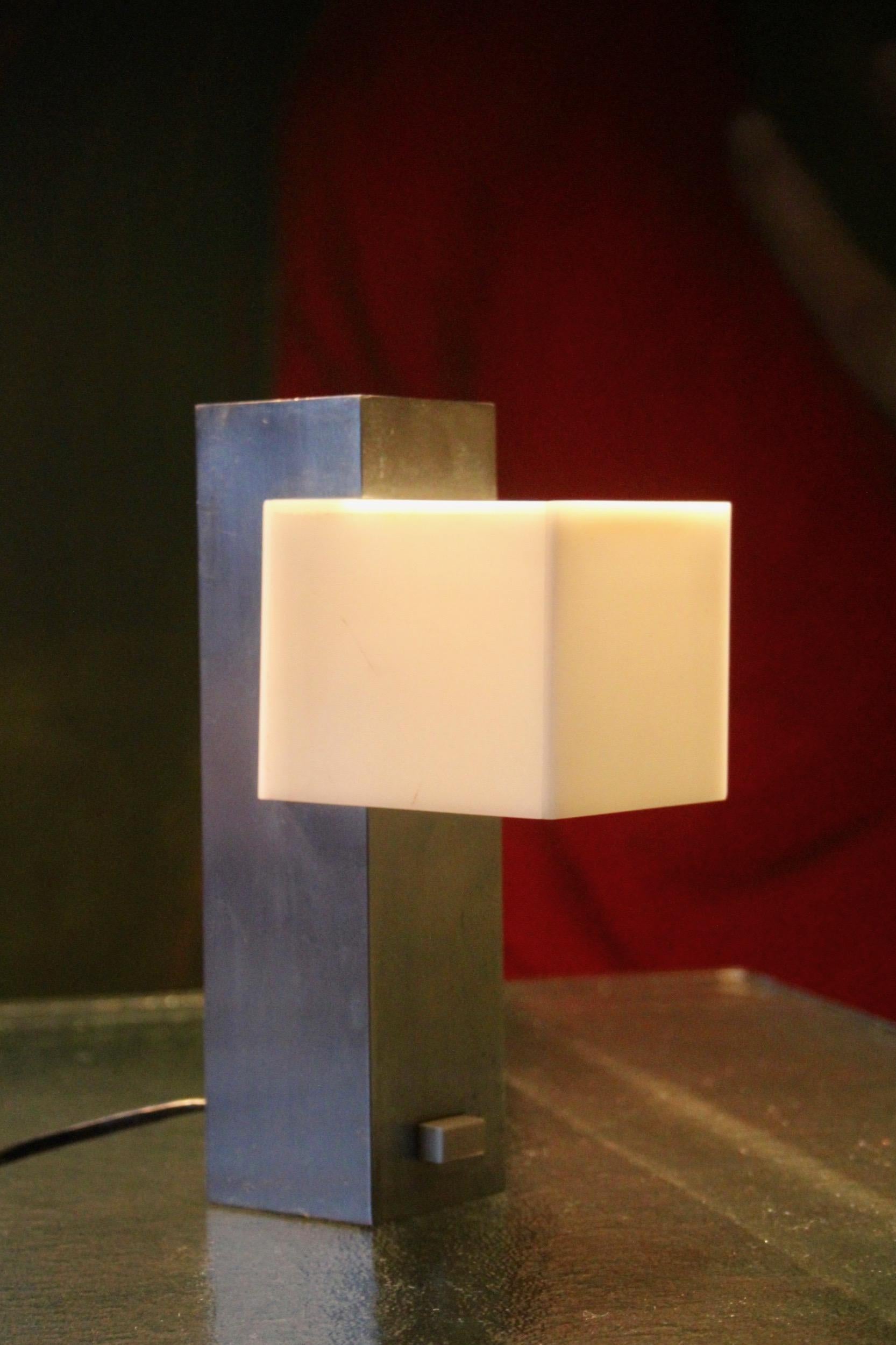 Aluminum and plexiglass modernist table lamp For Sale 5