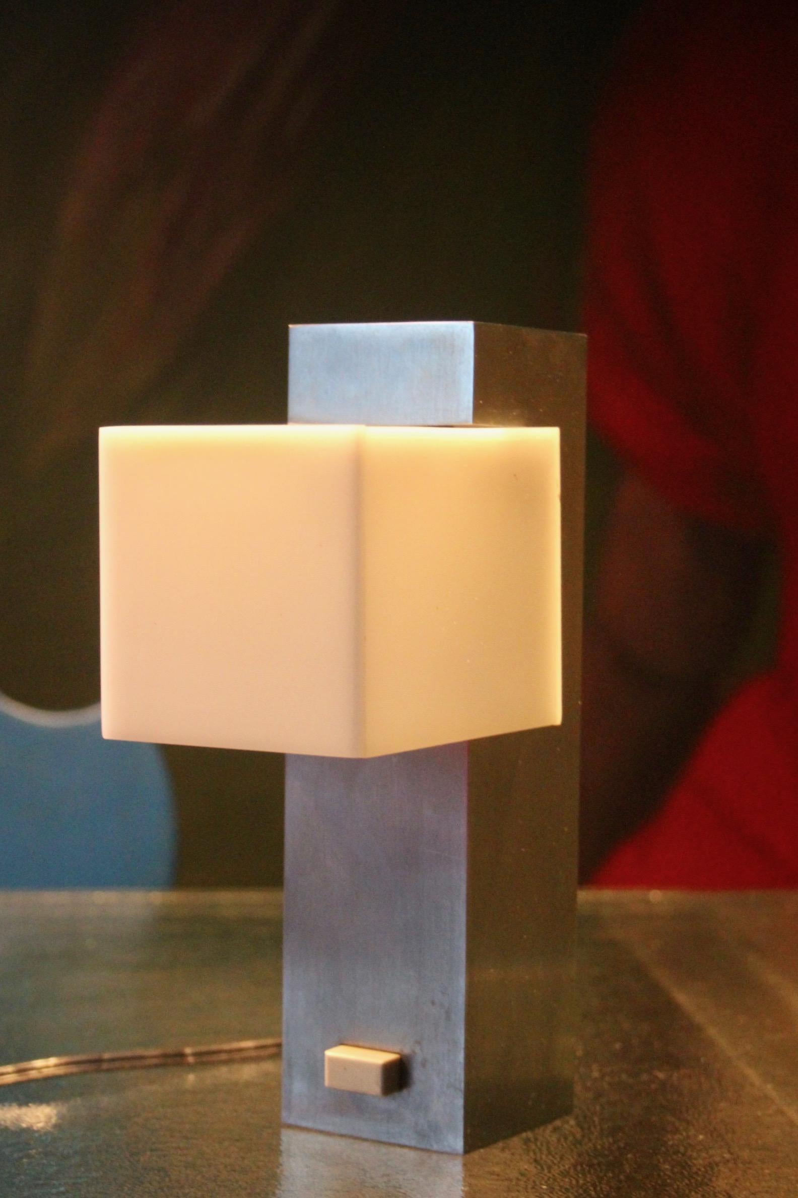 Aluminum and plexiglass modernist table lamp For Sale 6
