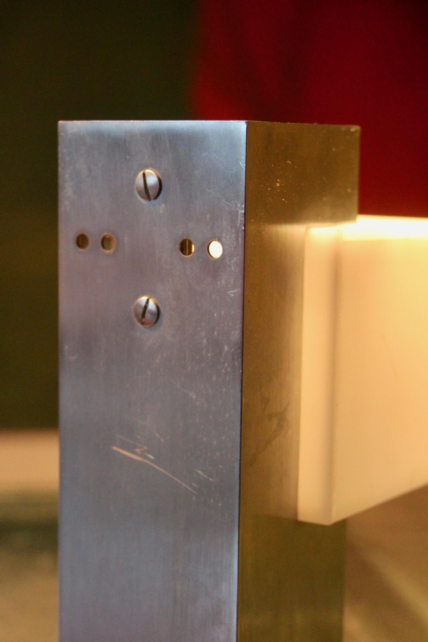 Aluminum and plexiglass modernist table lamp For Sale 1