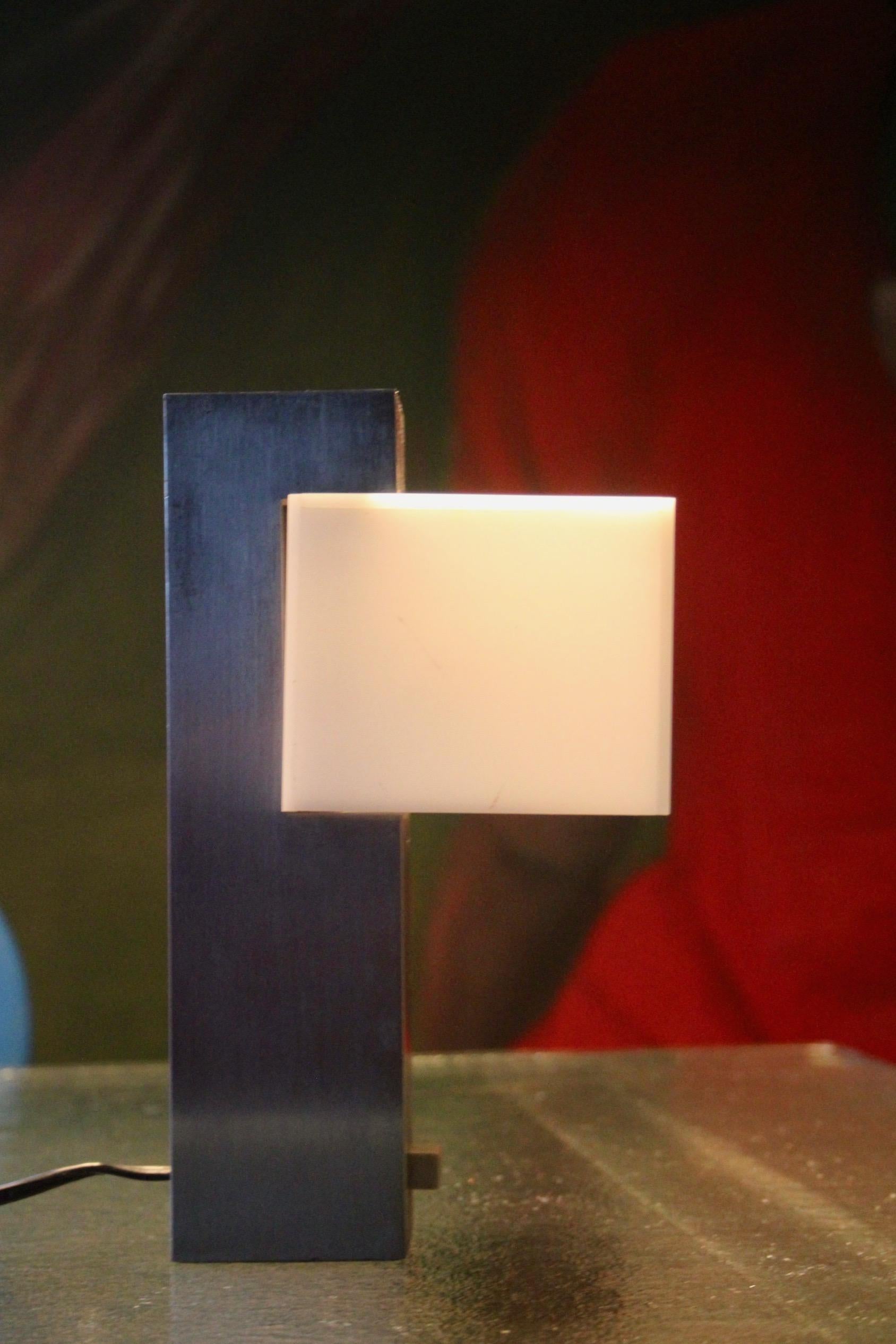 Aluminum and plexiglass modernist table lamp For Sale 3