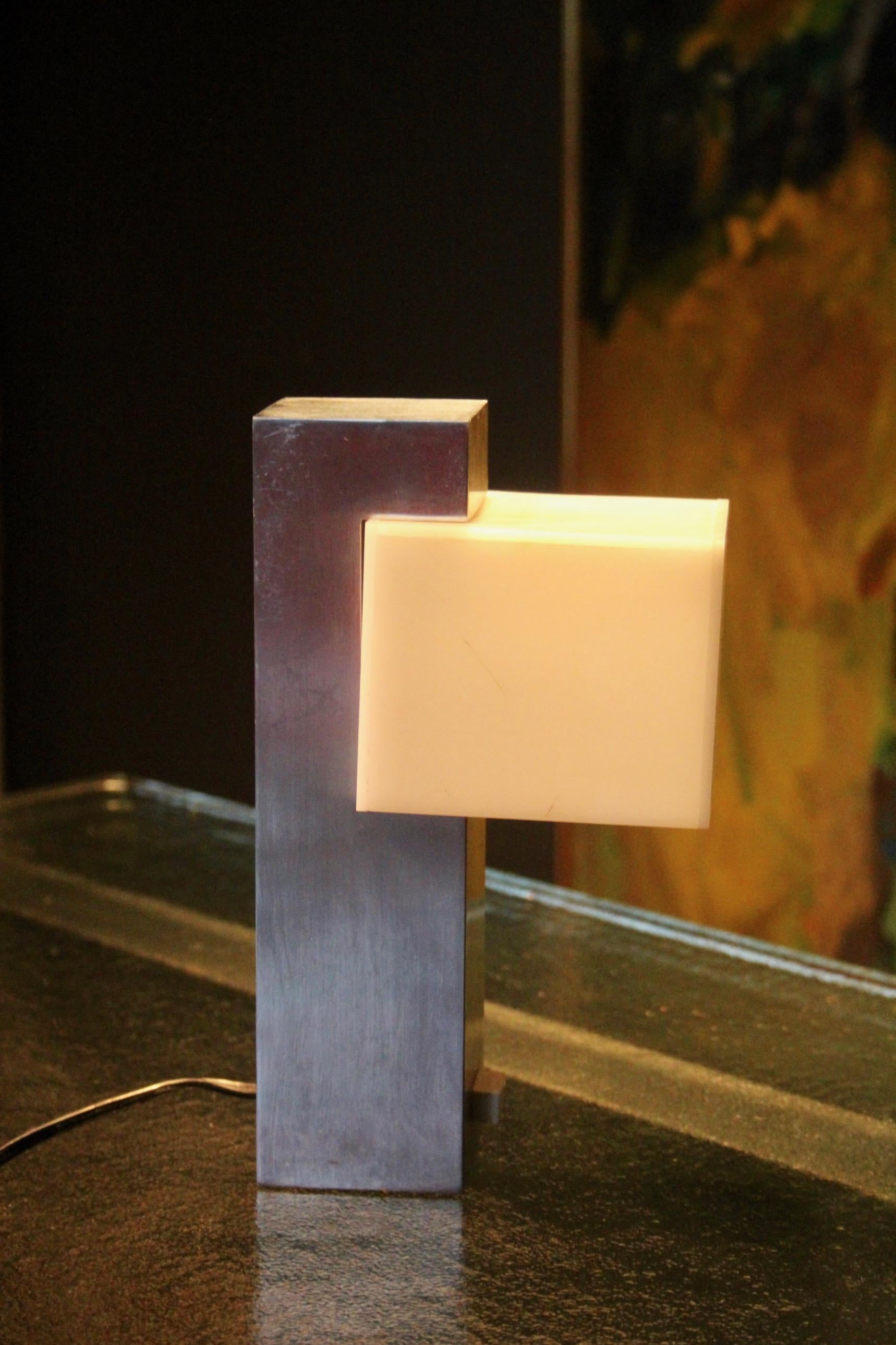 Aluminum and plexiglass modernist table lamp For Sale 4