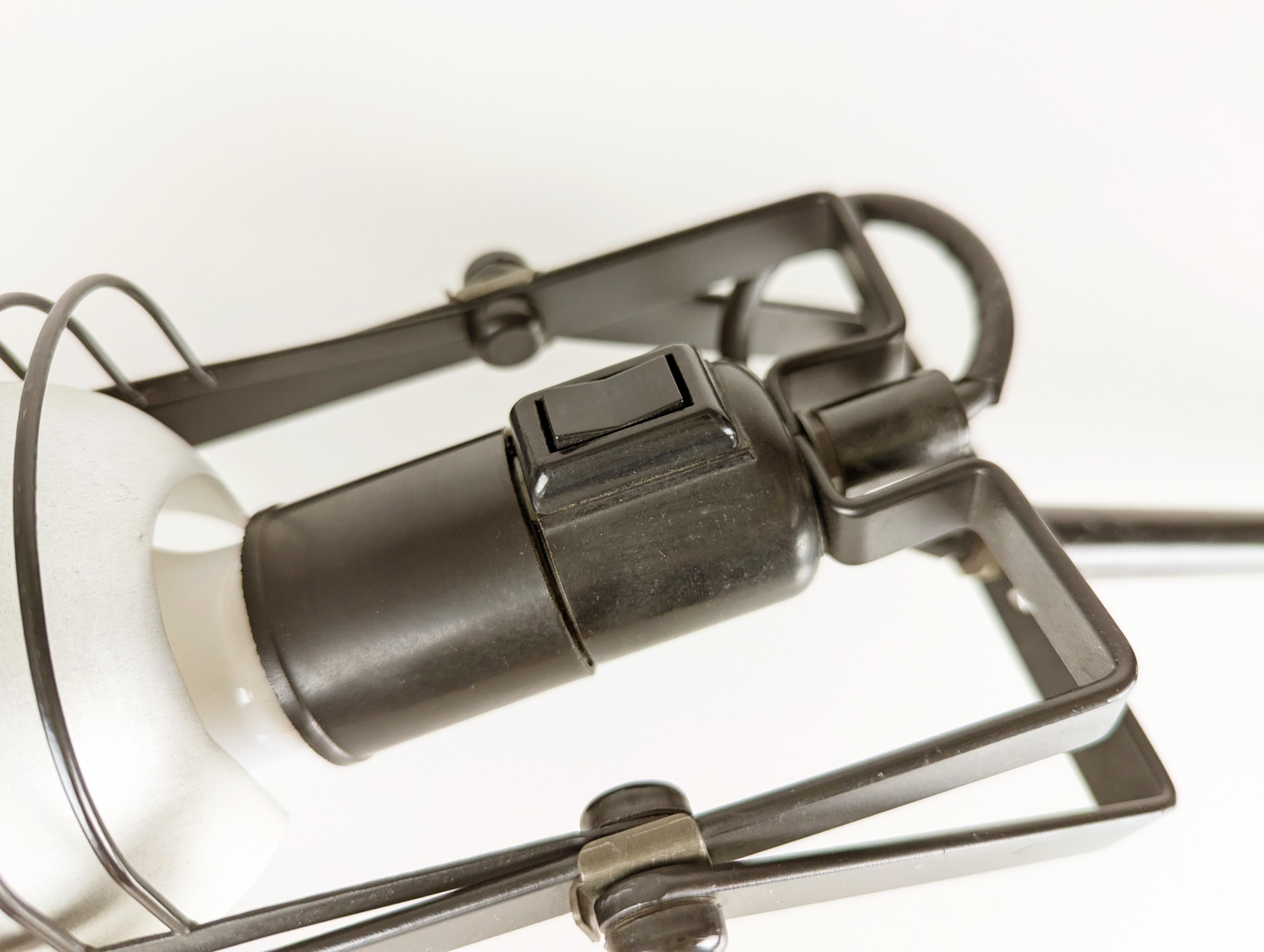 Aluminum & Black Metal Sintesi Table Lamp by Ernesto Gismondi for Artemide, 1970 For Sale 4