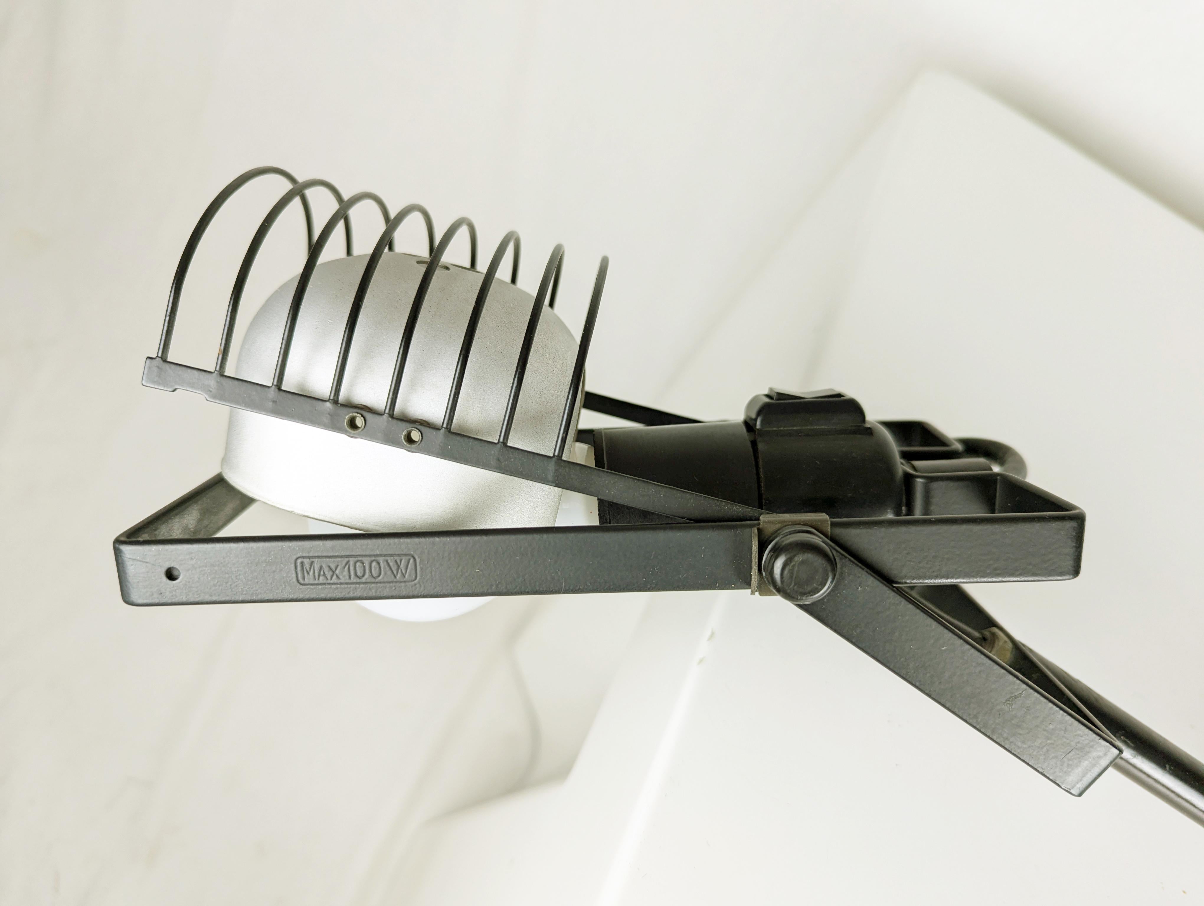 Aluminum & Black Metal Sintesi Table Lamp by Ernesto Gismondi for Artemide, 1970 In Good Condition For Sale In Varese, Lombardia