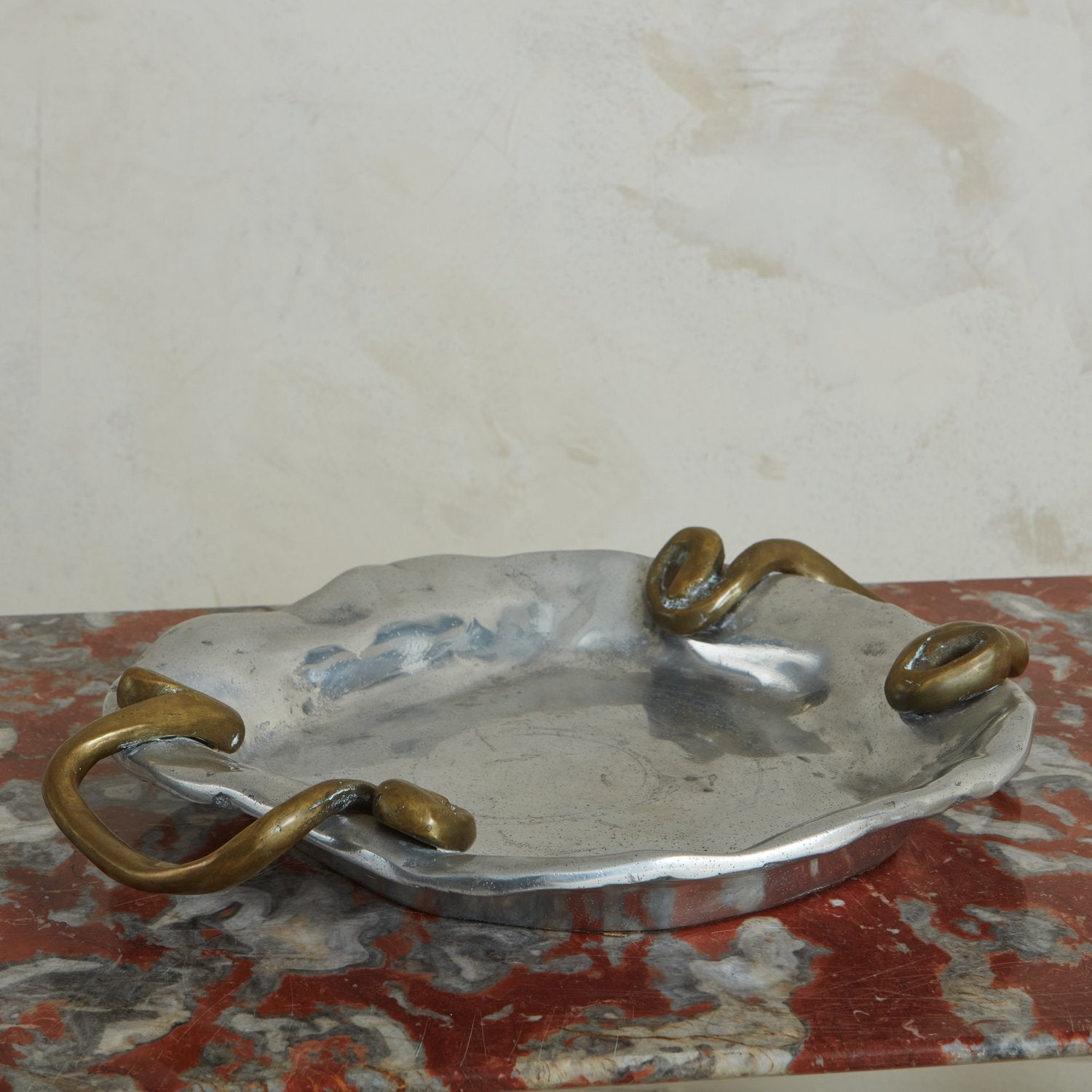 A handsome 1980s aluminum + brass tray with round handles by David Marshall. Sourced in Spain, 1980s.

     