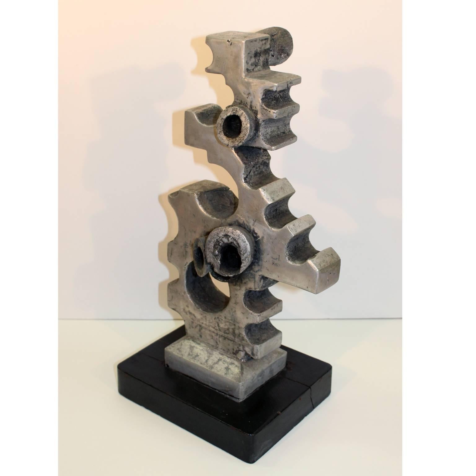 Unsignierte Skulptur aus Aluminiumguss aus der Mitte der 1930er Jahre, Machine Age. Das Stück hat eine originale raue Oberfläche mit original bemaltem Holzsockel.
