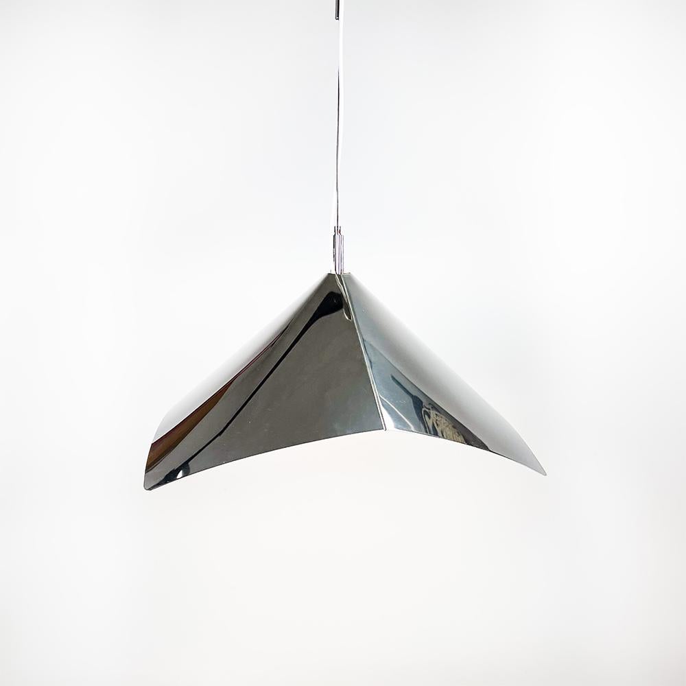 Aluminum ceiling lamp by Estiluz, 1970s.

Made of aluminum and painted white inside.

The fastening piece is also made of aluminum, the height can be adjusted.

Measurements: 55cm. sideways