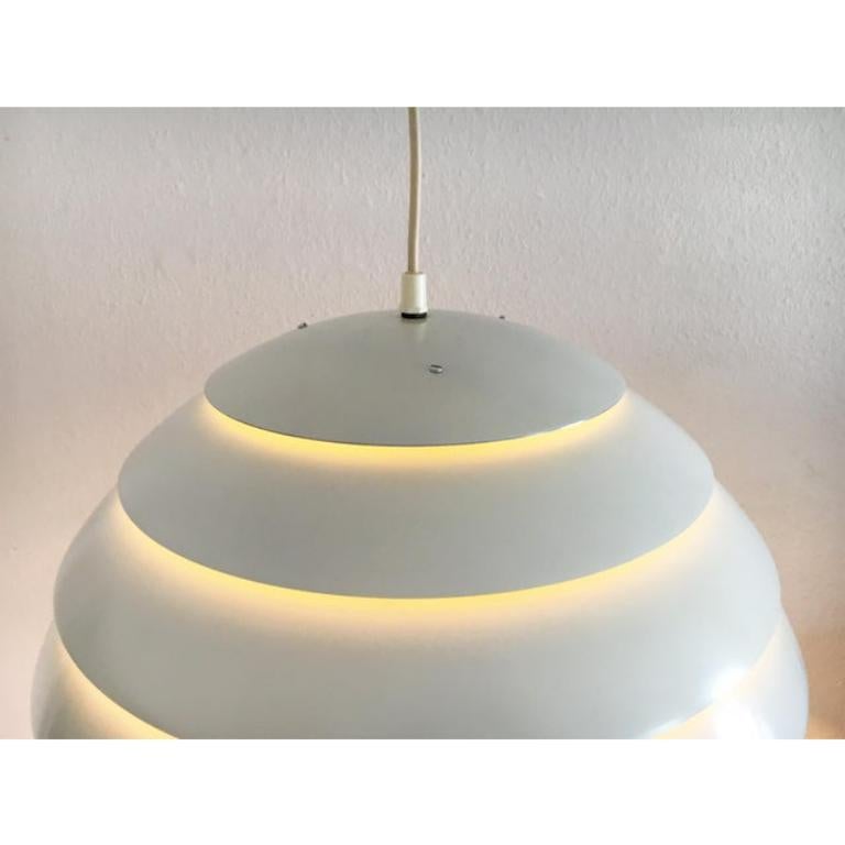 Lampada a sospensione Slat Dome di Hans-Agne Jakobsson AB, Markaryd su design di Hans-Agne Jakobsson. Qui nella rara versione bianca e in condizioni particolarmente buone.

Le lamelle dirigono la luce lateralmente fuori dal corpo della lampada,