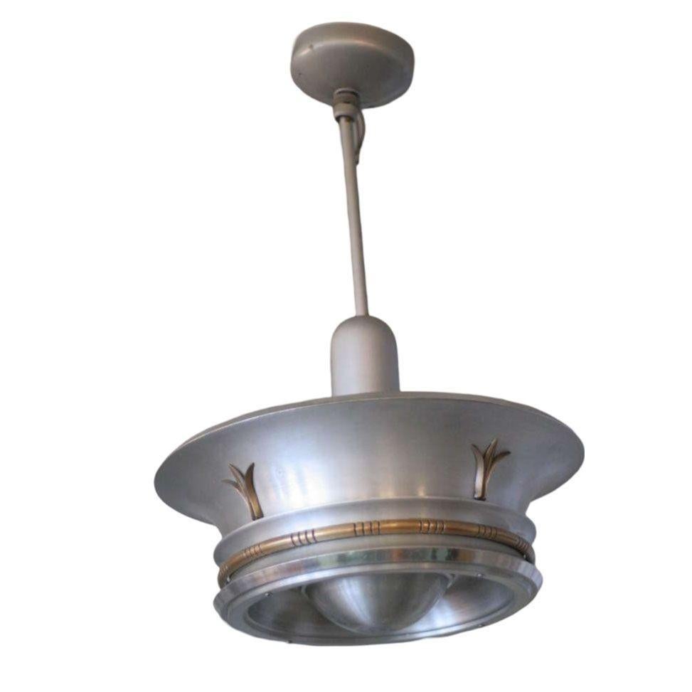 Pendente da soffitto in alluminio con eleganti accenti neoclassici in ottone.
Due disponibili.
  