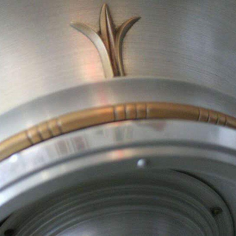Ciondolo da soffitto in alluminio con accenti neoclassici In condizioni ottime in vendita a Van Nuys, CA