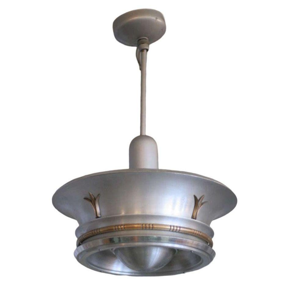 Metà XX secolo Ciondolo da soffitto in alluminio con accenti neoclassici in vendita