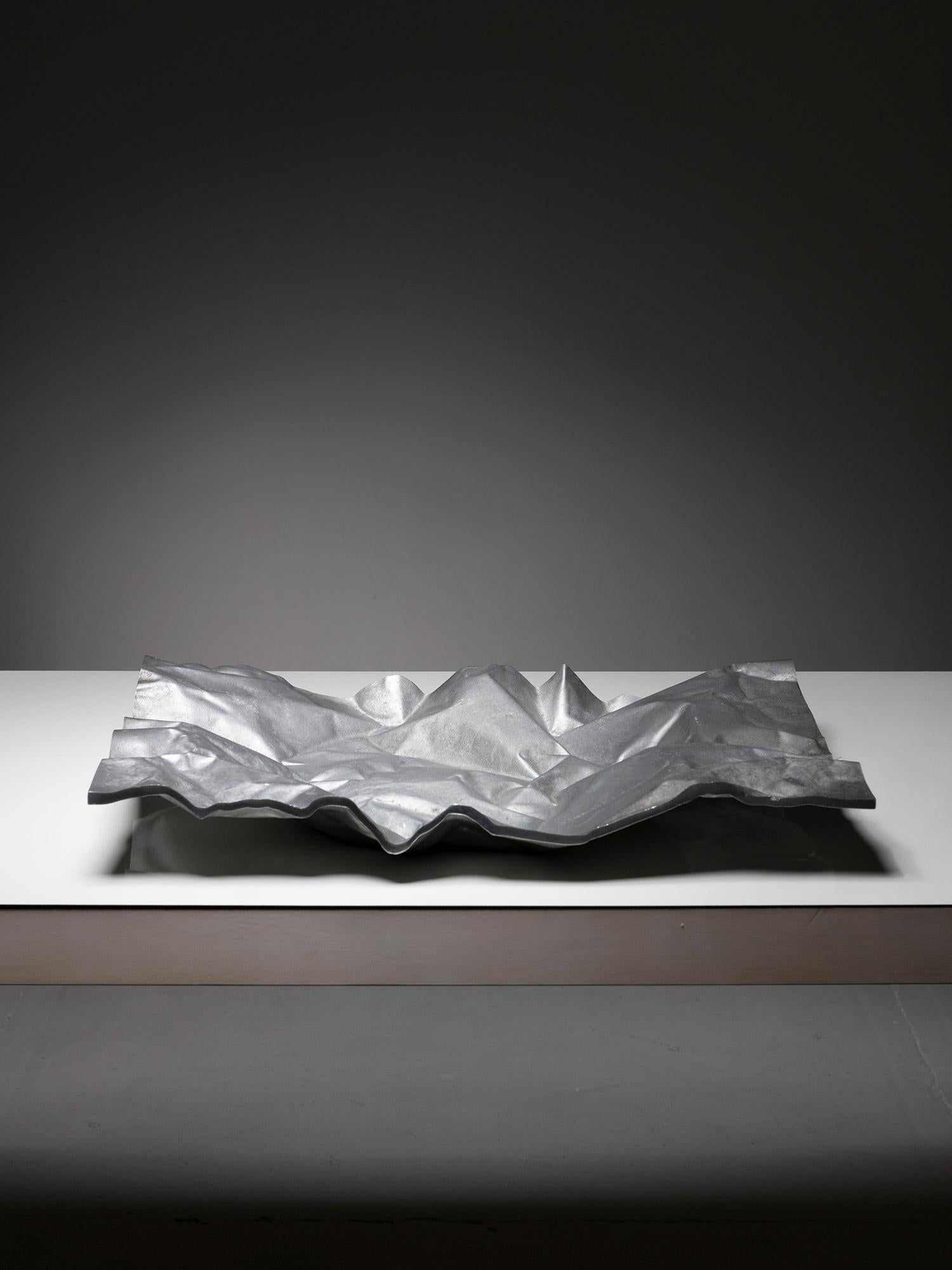 Rare centre de table en aluminium de Nerone Ceccarelli et Giancarlo Patuzzi, Gruppo NP2.
Épaisse pièce de tôle froissée en aluminium, elle présente des liens avec le vase 