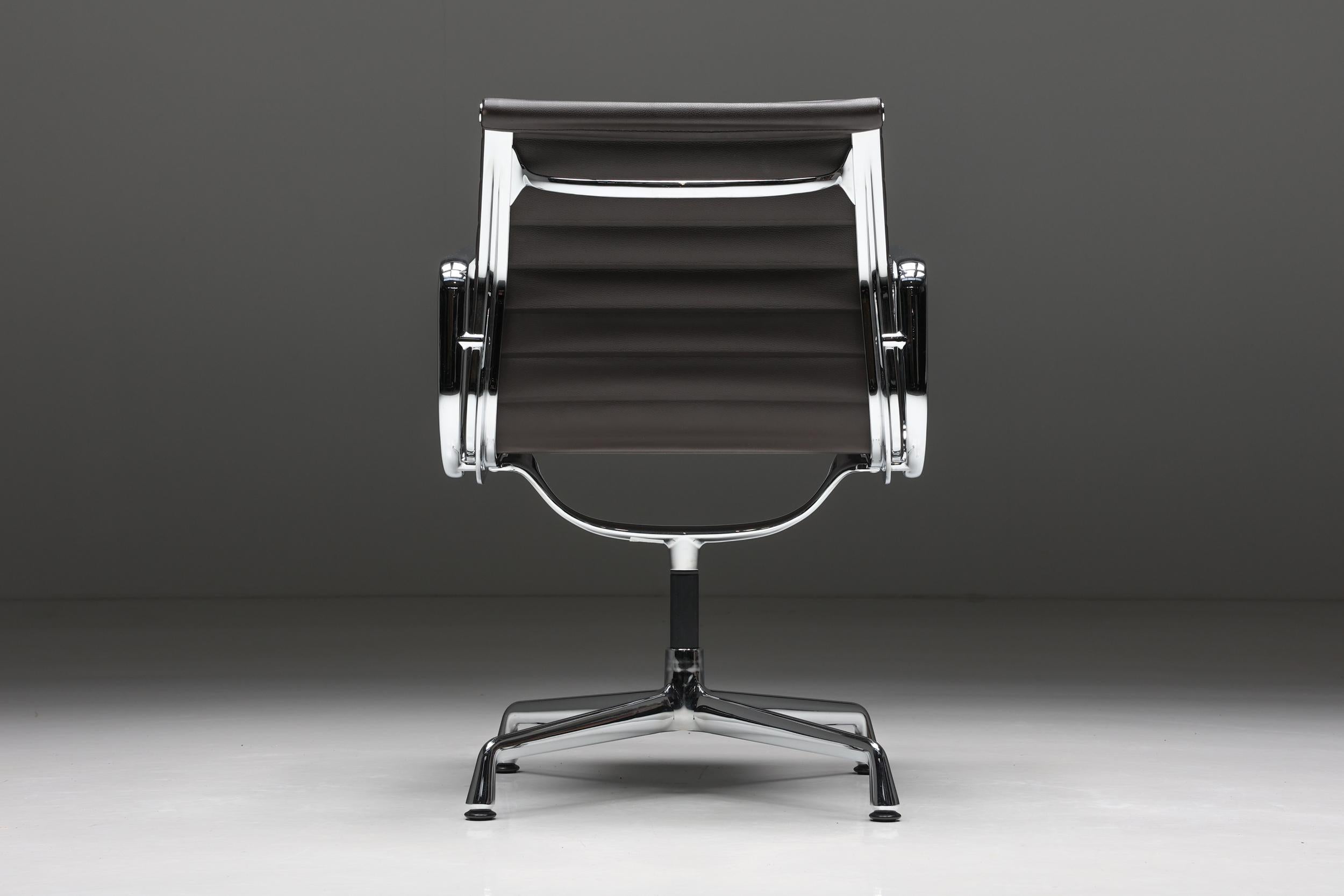 Chaise en aluminium ; Charles & Ray Eames ; Vitra ; 1958 ; Chaise de bureau ; Cuir ; Chrome ; Marron ; The Aluminum Group ; USA ; Eames ; 

Chaise en aluminium conçue par Charles & Ray Eames et fabriquée par Vitra en 1958. Chaise Eames de Vitra,
