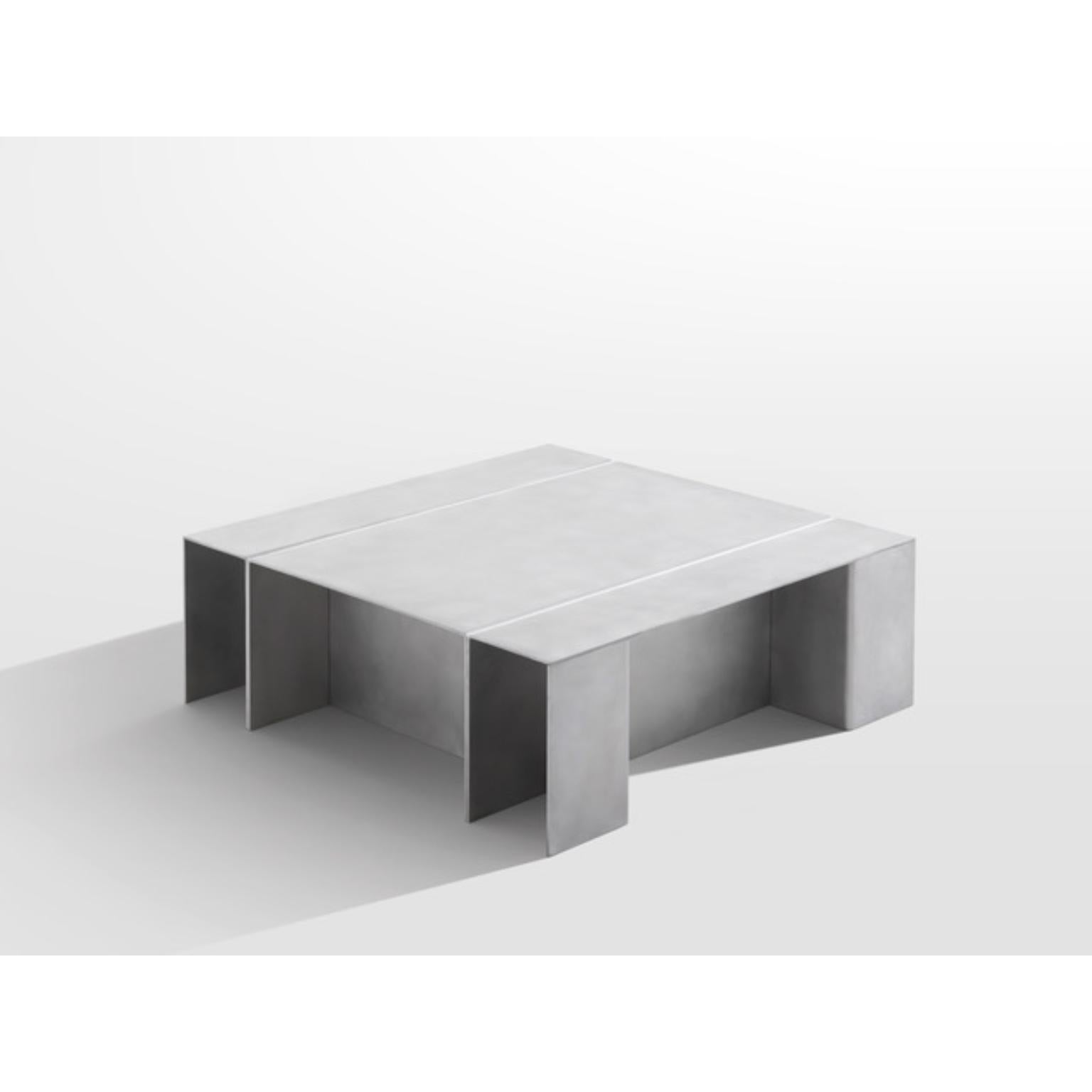 Aluminium Couchtisch von Paul Coenen
Abmessungen: T 100 x B 100 x H 35 cm
MATERIALIEN: Aluminium.

Paul Coenen verfolgt einen intuitiven und praktischen Ansatz, bei dem er seine Faszination für MATERIAL und moderne sowie traditionelle