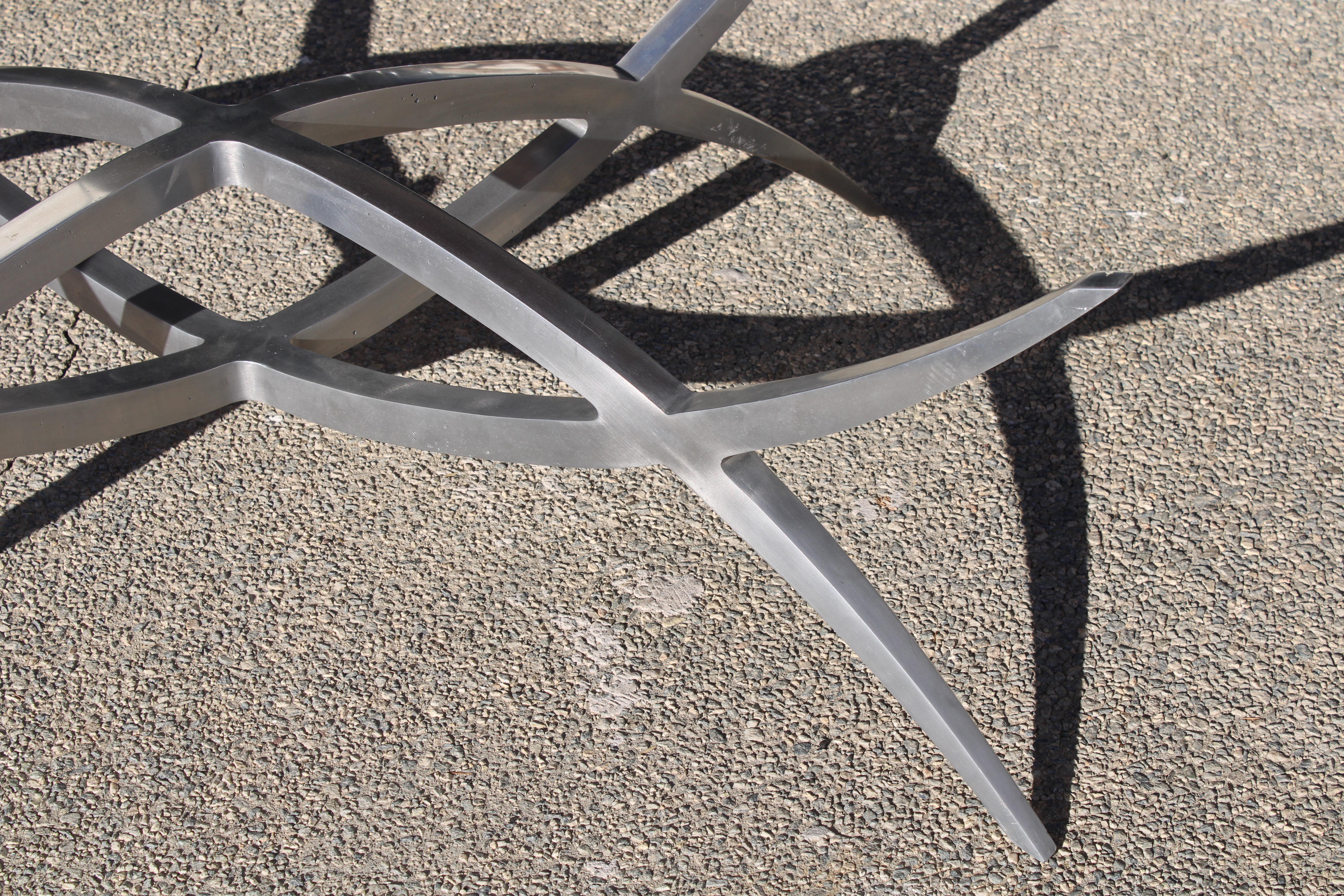 Table basse en aluminium à base X avec plateau en verre en vente 3