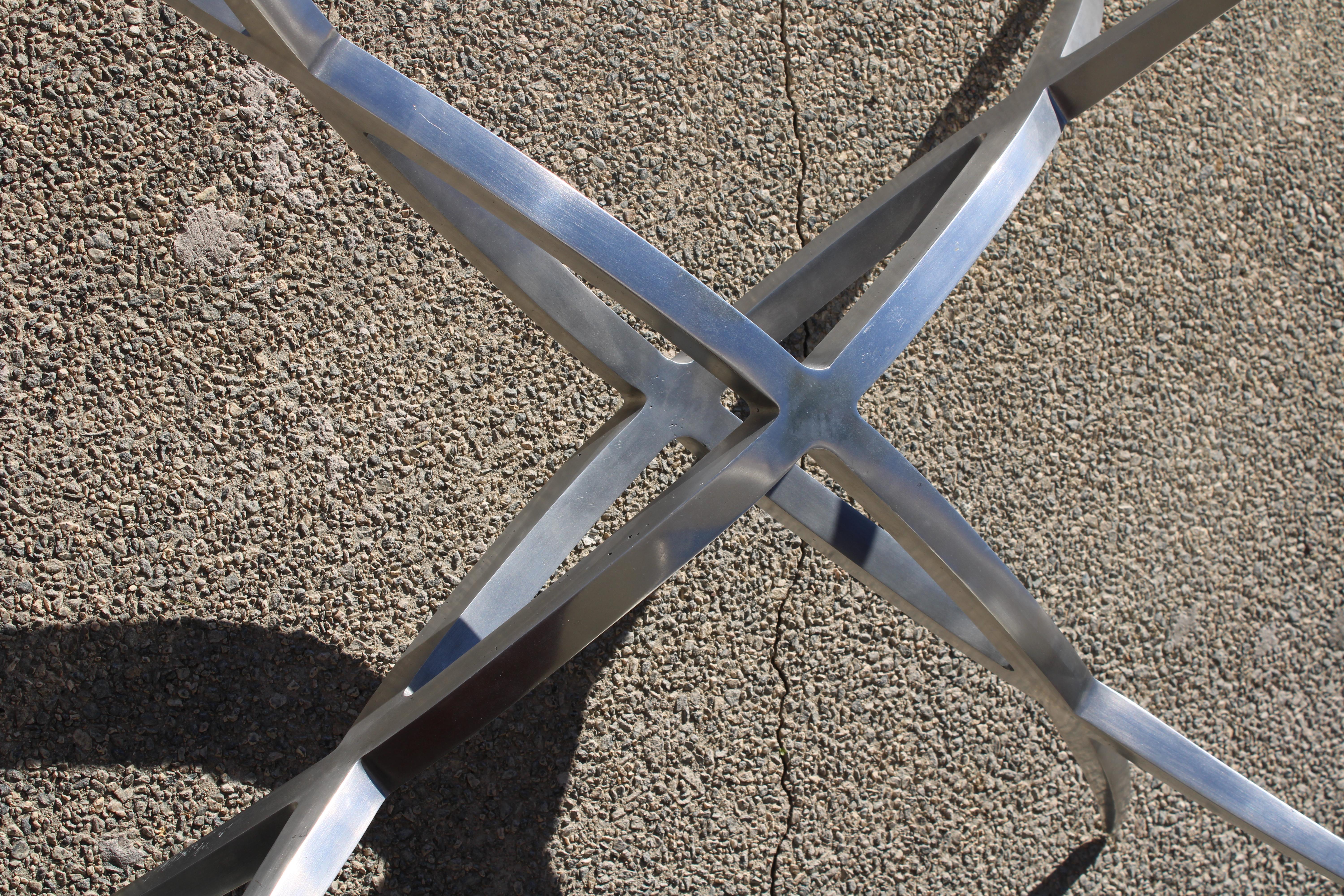 Table basse en aluminium à base X avec plateau en verre en vente 4