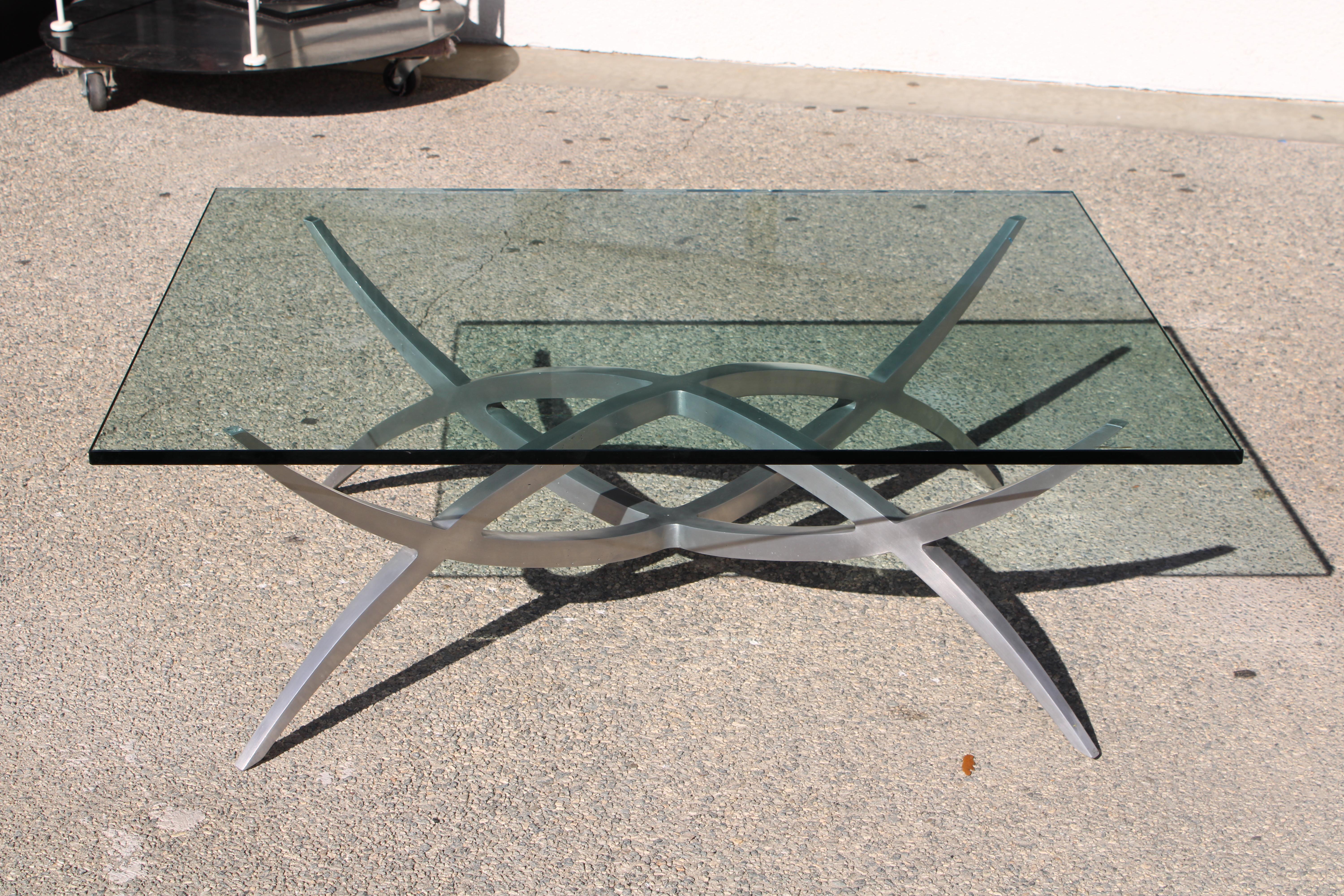 Web like design table basse en verre aluminium. Le plateau en verre mesure 43' de largeur, 33,75' de profondeur et 15' de hauteur. Le verre a une épaisseur d'un peu plus d'un demi pouce. La base mesure 35,25