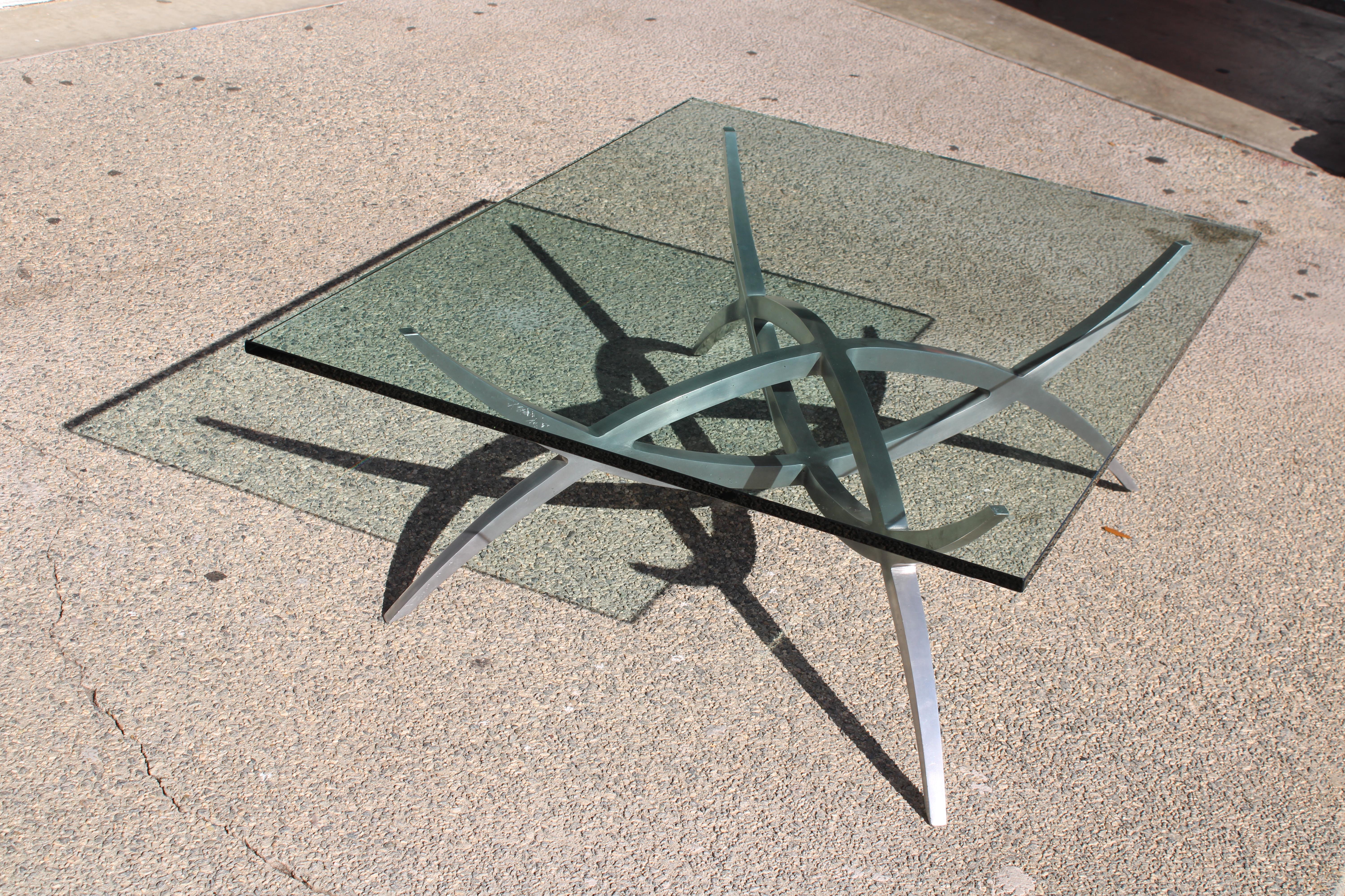 Américain Table basse en aluminium à base X avec plateau en verre en vente