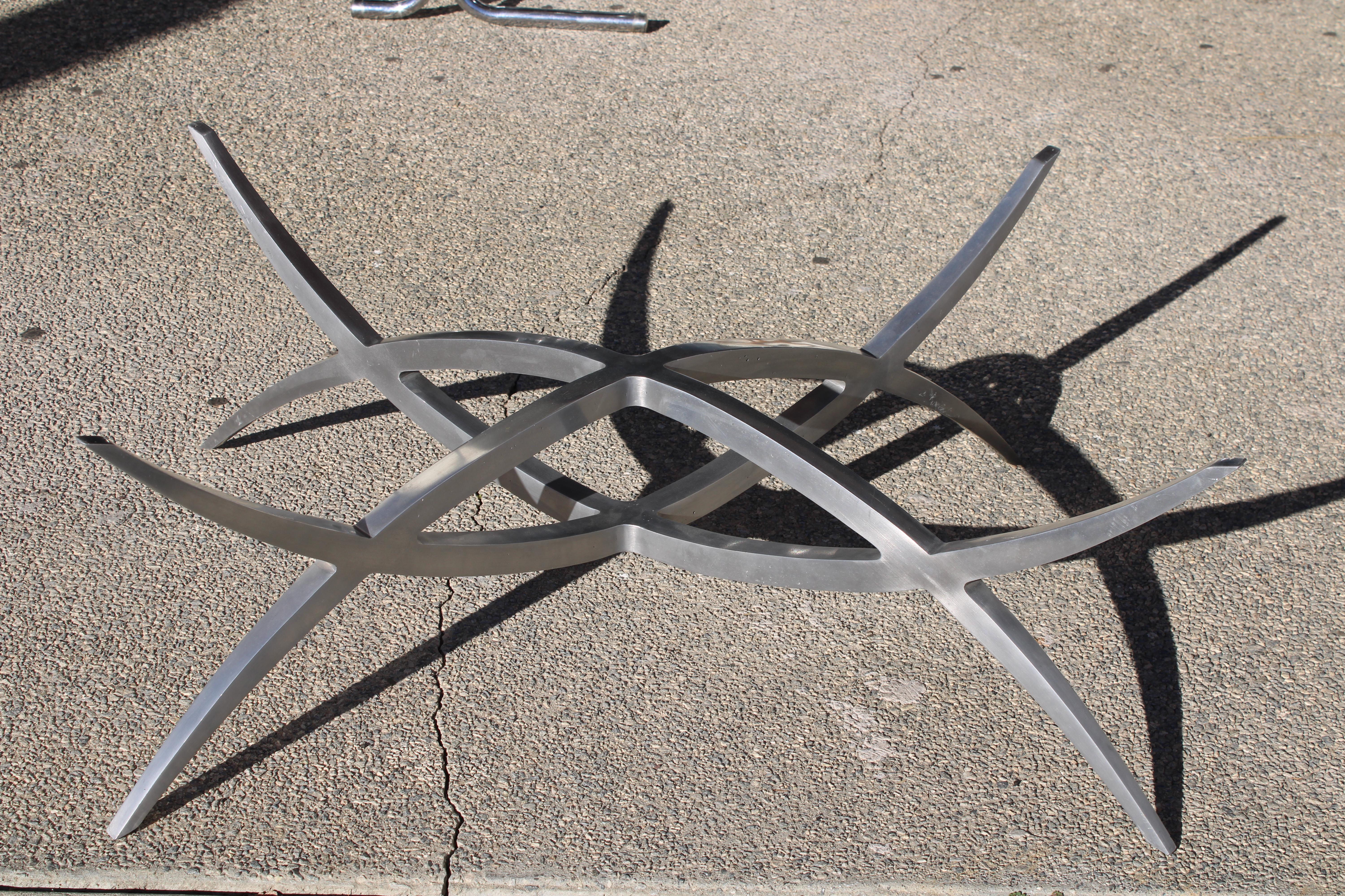 Table basse en aluminium à base X avec plateau en verre Bon état - En vente à Palm Springs, CA
