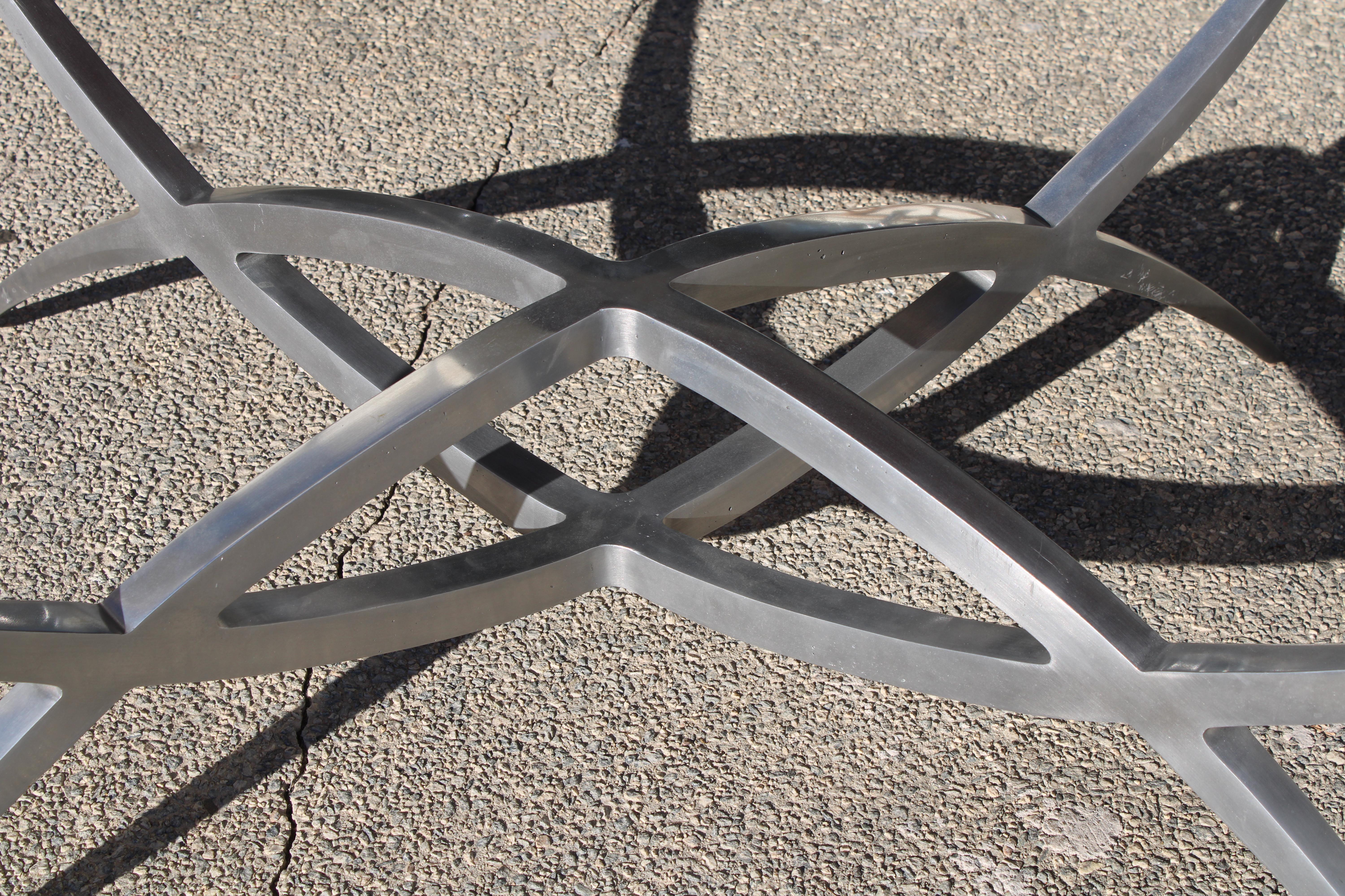 Fin du 20e siècle Table basse en aluminium à base X avec plateau en verre en vente