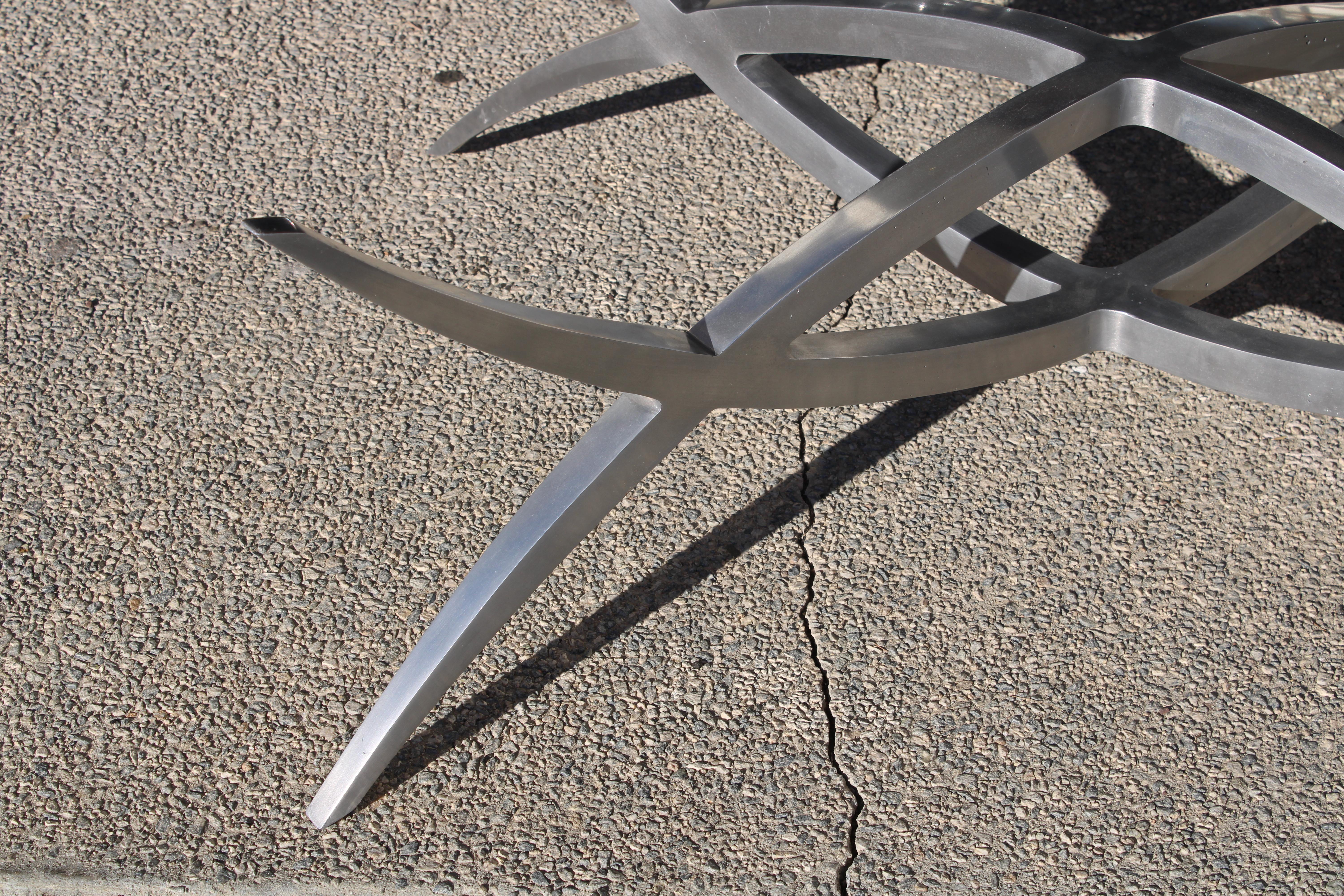 Table basse en aluminium à base X avec plateau en verre en vente 2