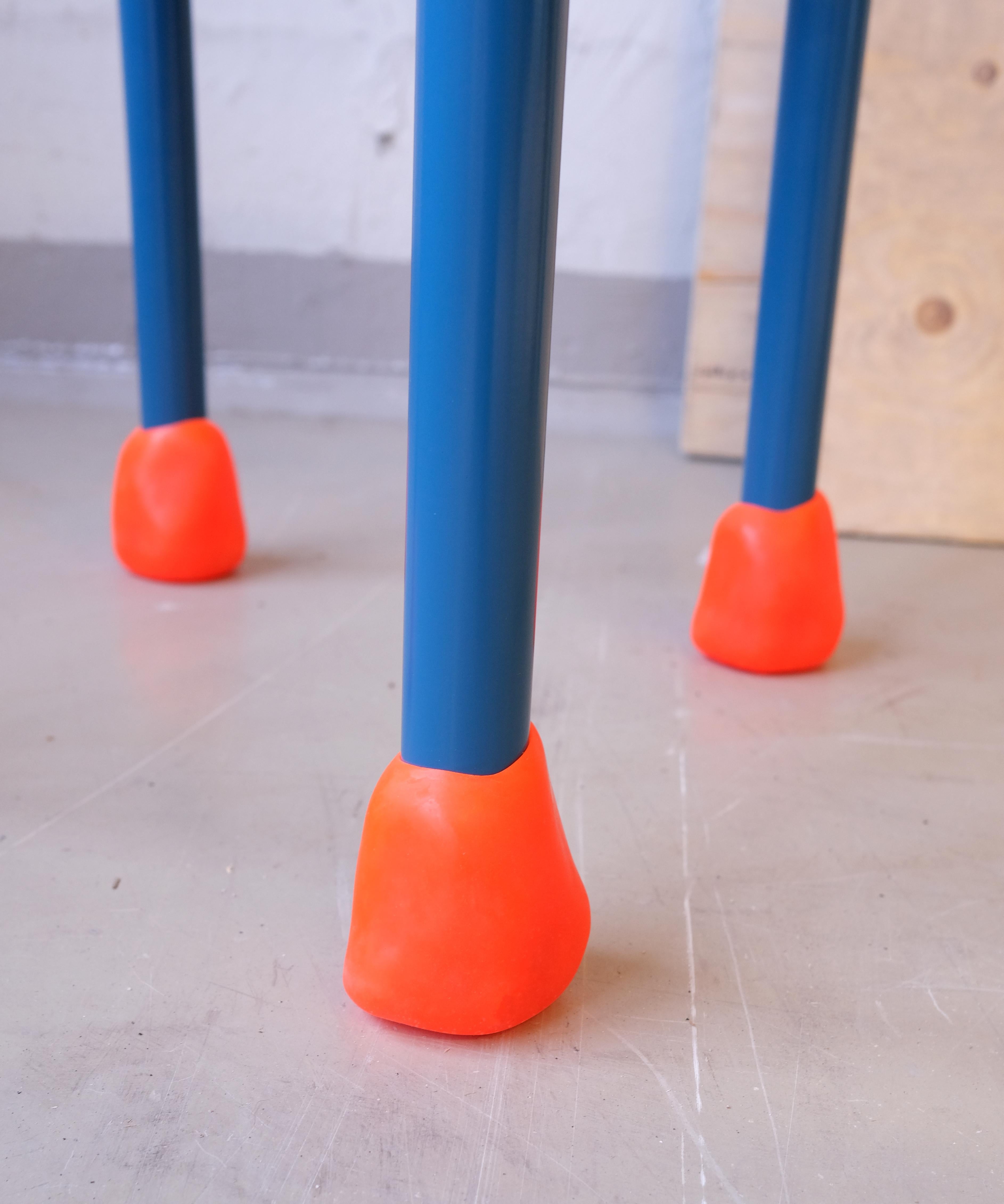 Moulage Tabouret contemporain bleu en aluminium, pieds en caoutchouc moulé en orange fluo.  en vente