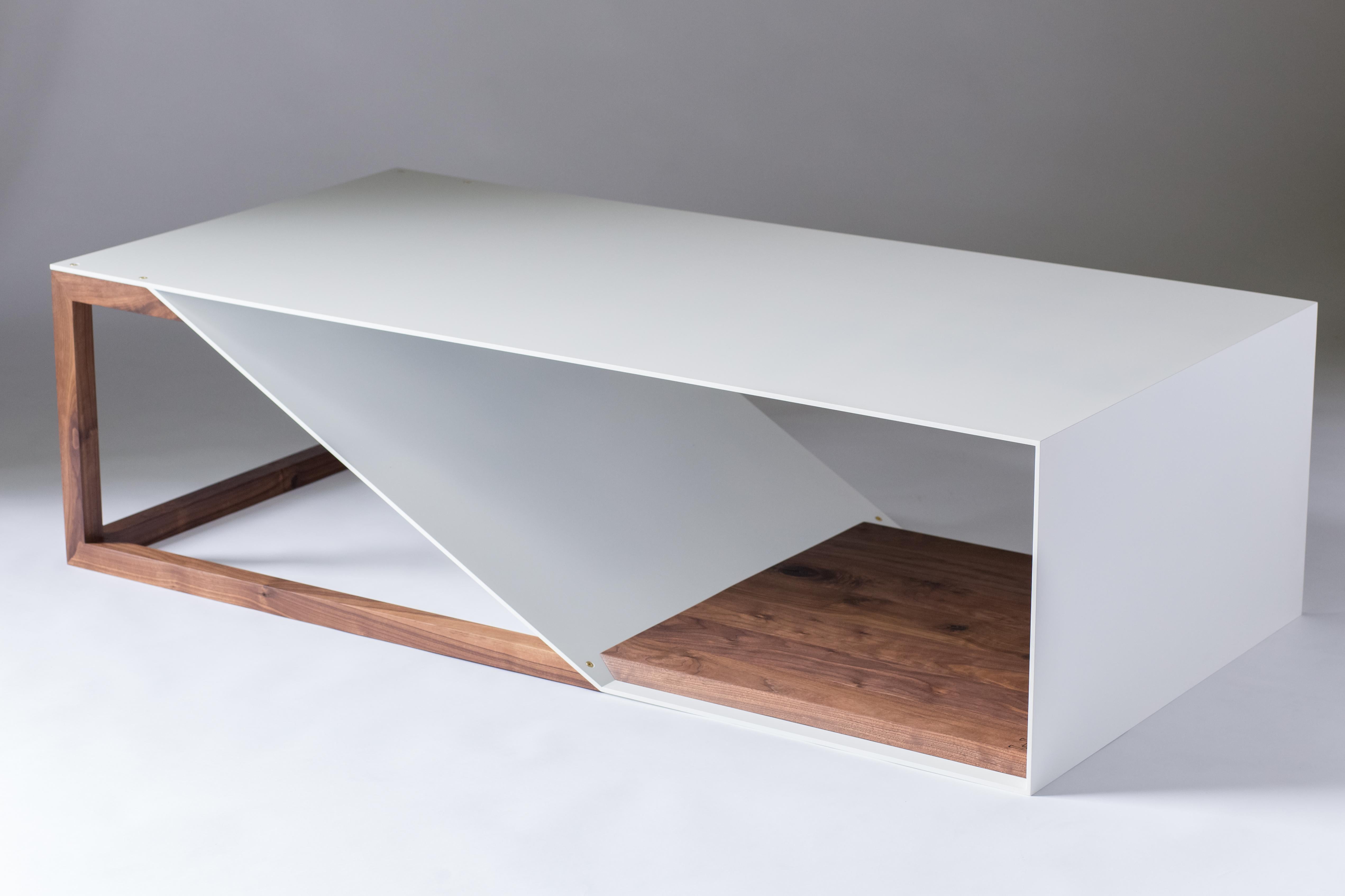 Table basse Cortado en aluminium - Base en noyer avec structure en aluminium peint par poudrage en vente 2