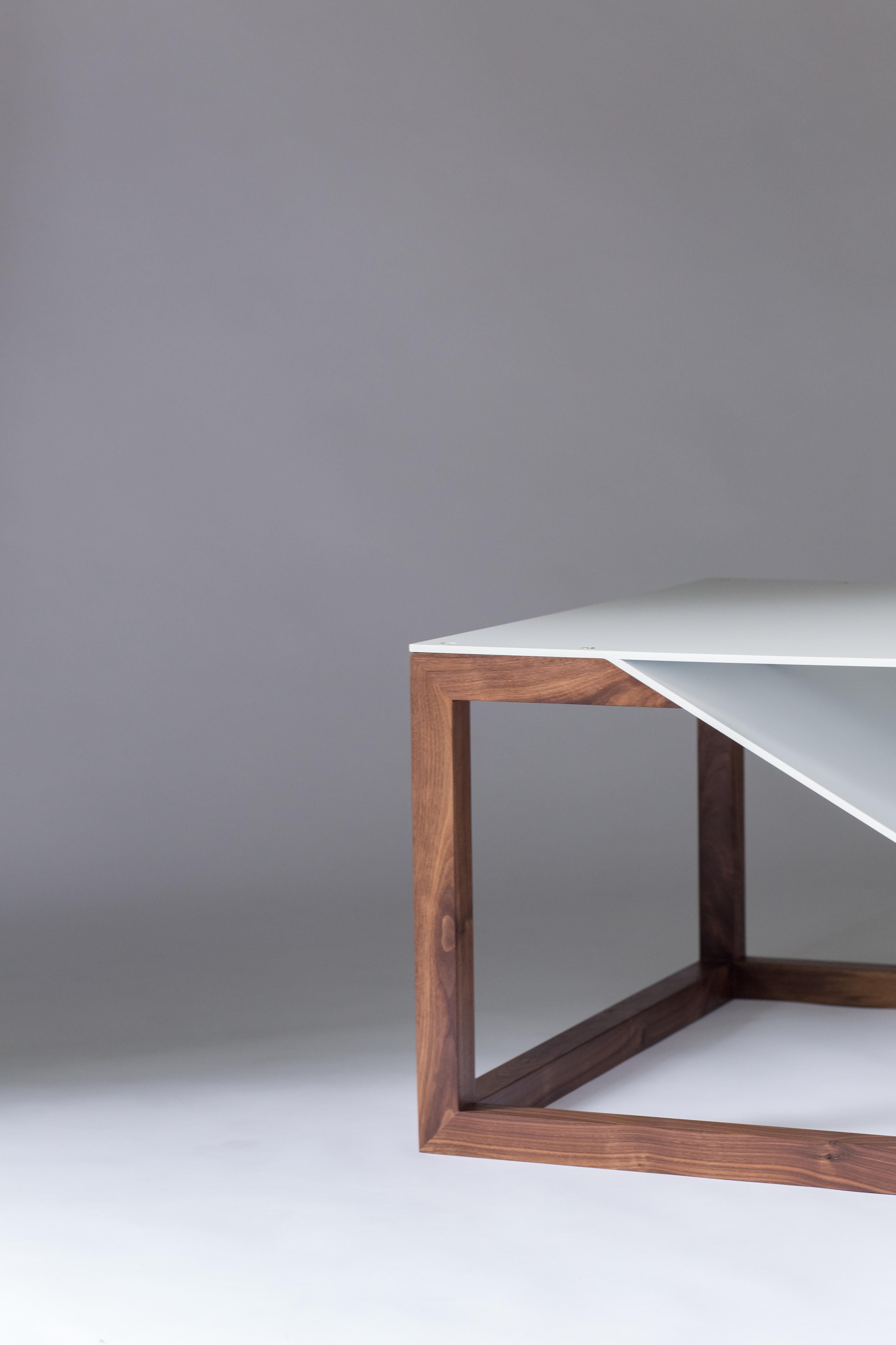Table basse Cortado en aluminium - Base en noyer avec structure en aluminium peint par poudrage en vente 3