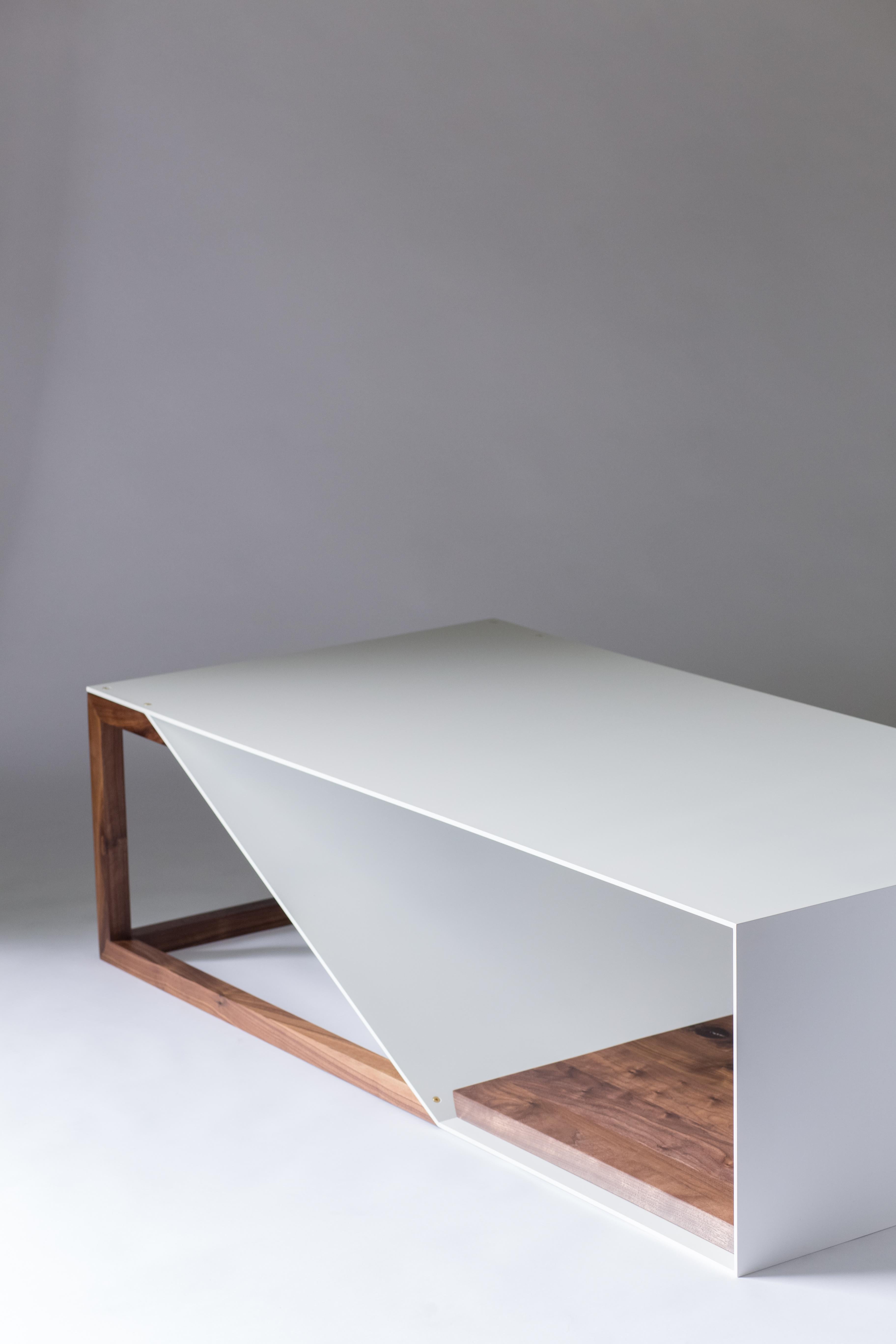 Table basse Cortado en aluminium - Base en noyer avec structure en aluminium peint par poudrage en vente 4