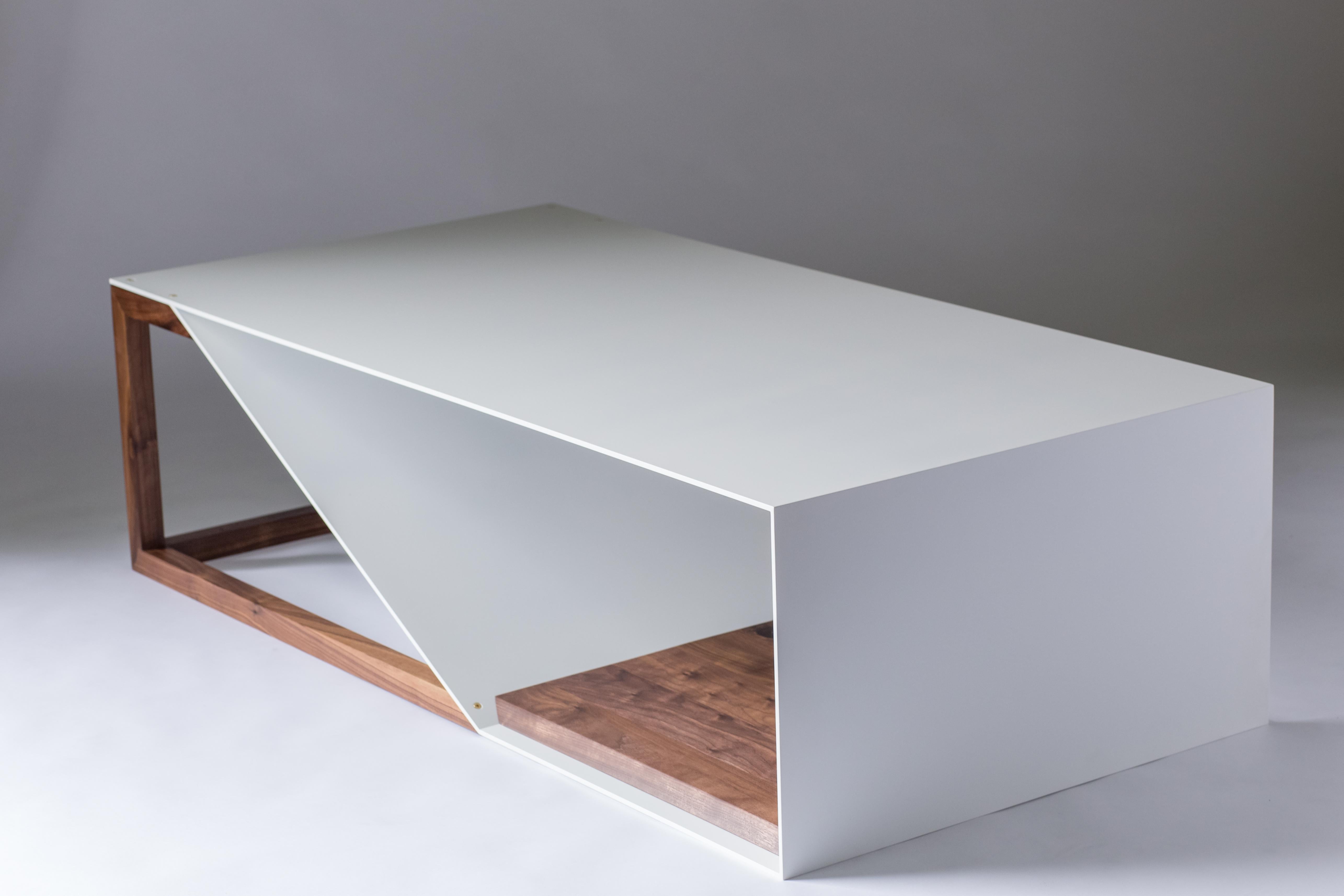 Table basse Cortado en aluminium - Base en noyer avec structure en aluminium peint par poudrage en vente 5