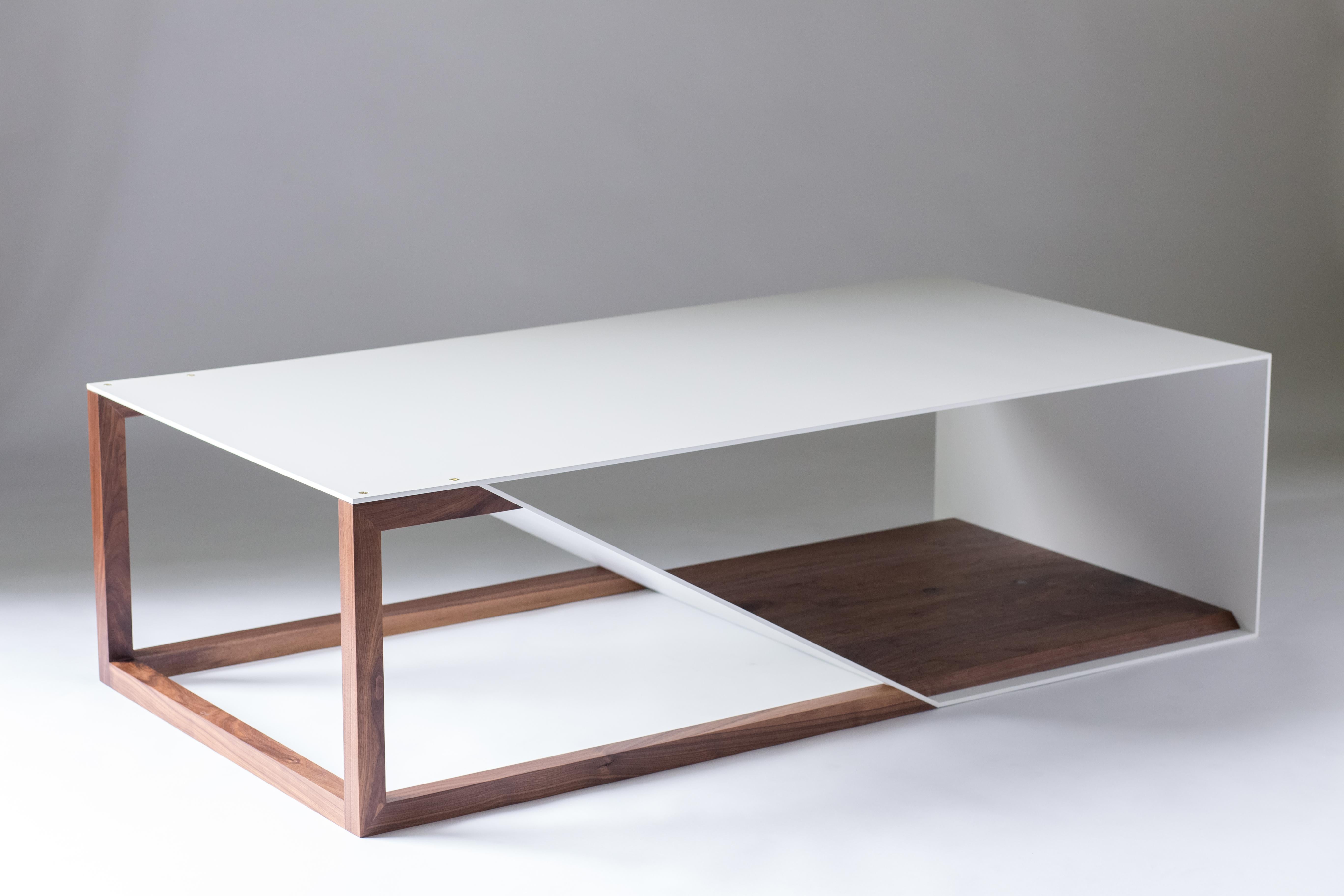 Table basse Cortado en aluminium - Base en noyer avec structure en aluminium peint par poudrage

L'Aluminum Cortado réimagine notre table basse originale Cortado en inversant ses matériaux pour un look frais et moderne. Un cadre en aluminium soudé