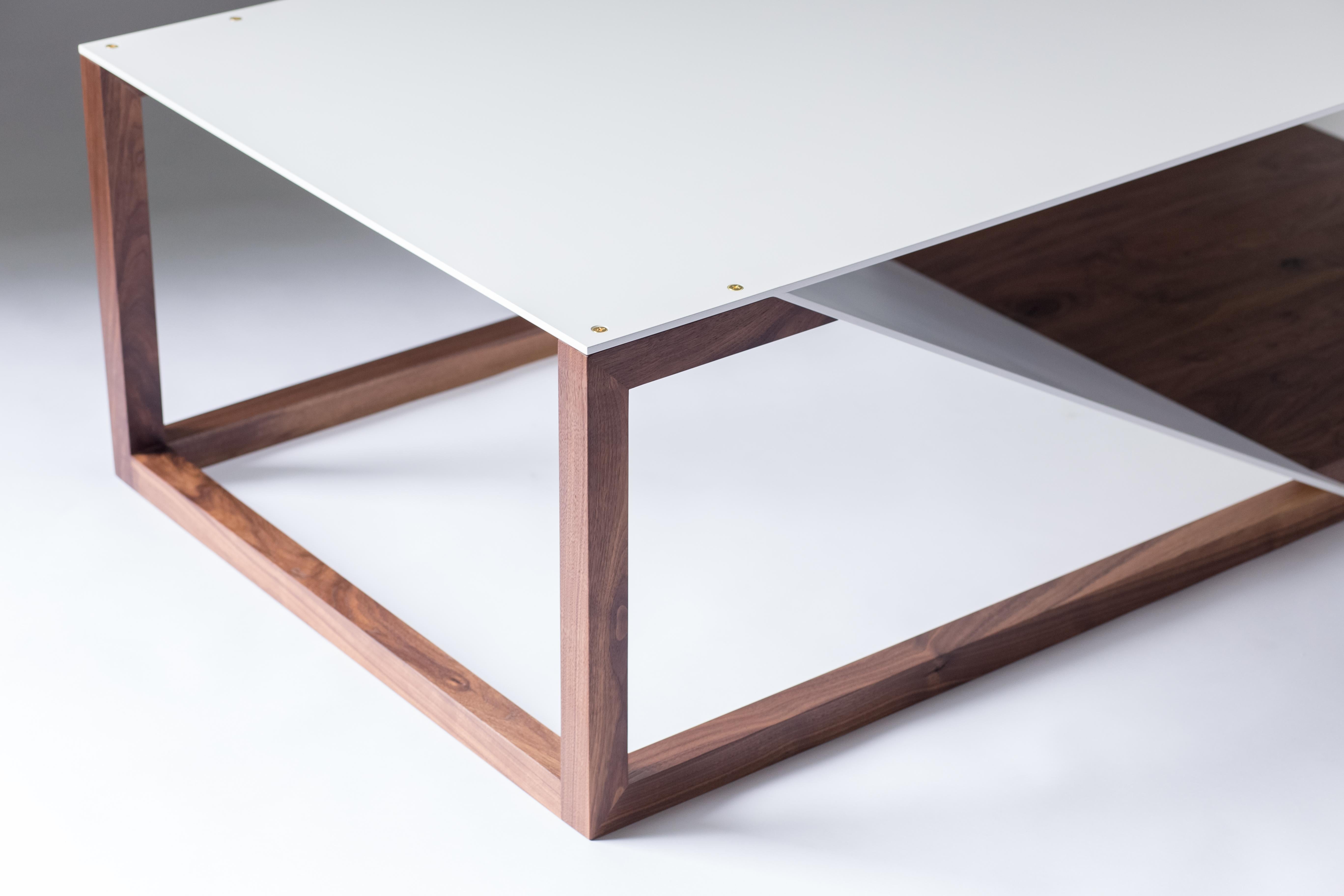 Moderne Table basse Cortado en aluminium - Base en noyer avec structure en aluminium peint par poudrage en vente