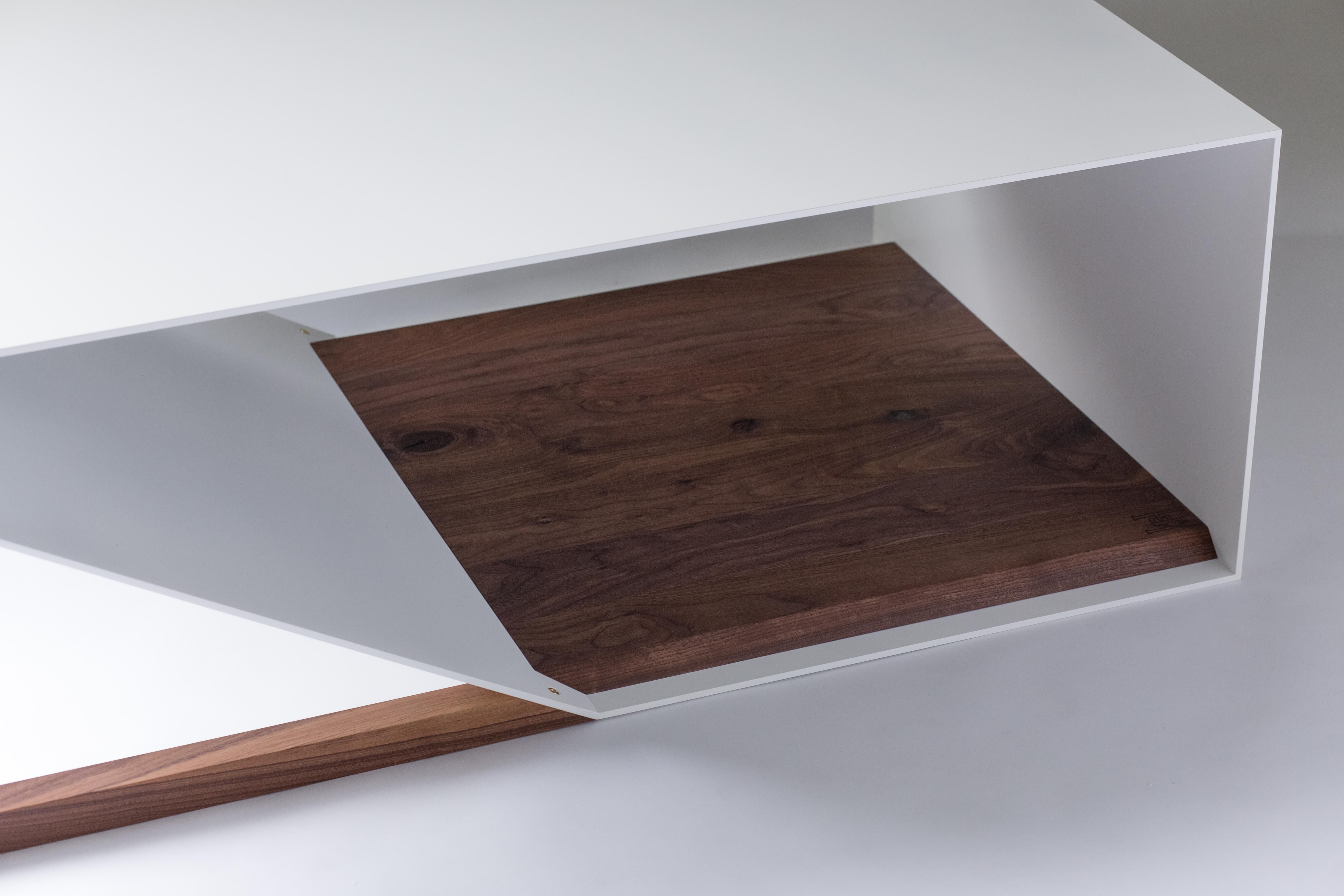 Américain Table basse Cortado en aluminium - Base en noyer avec structure en aluminium peint par poudrage en vente