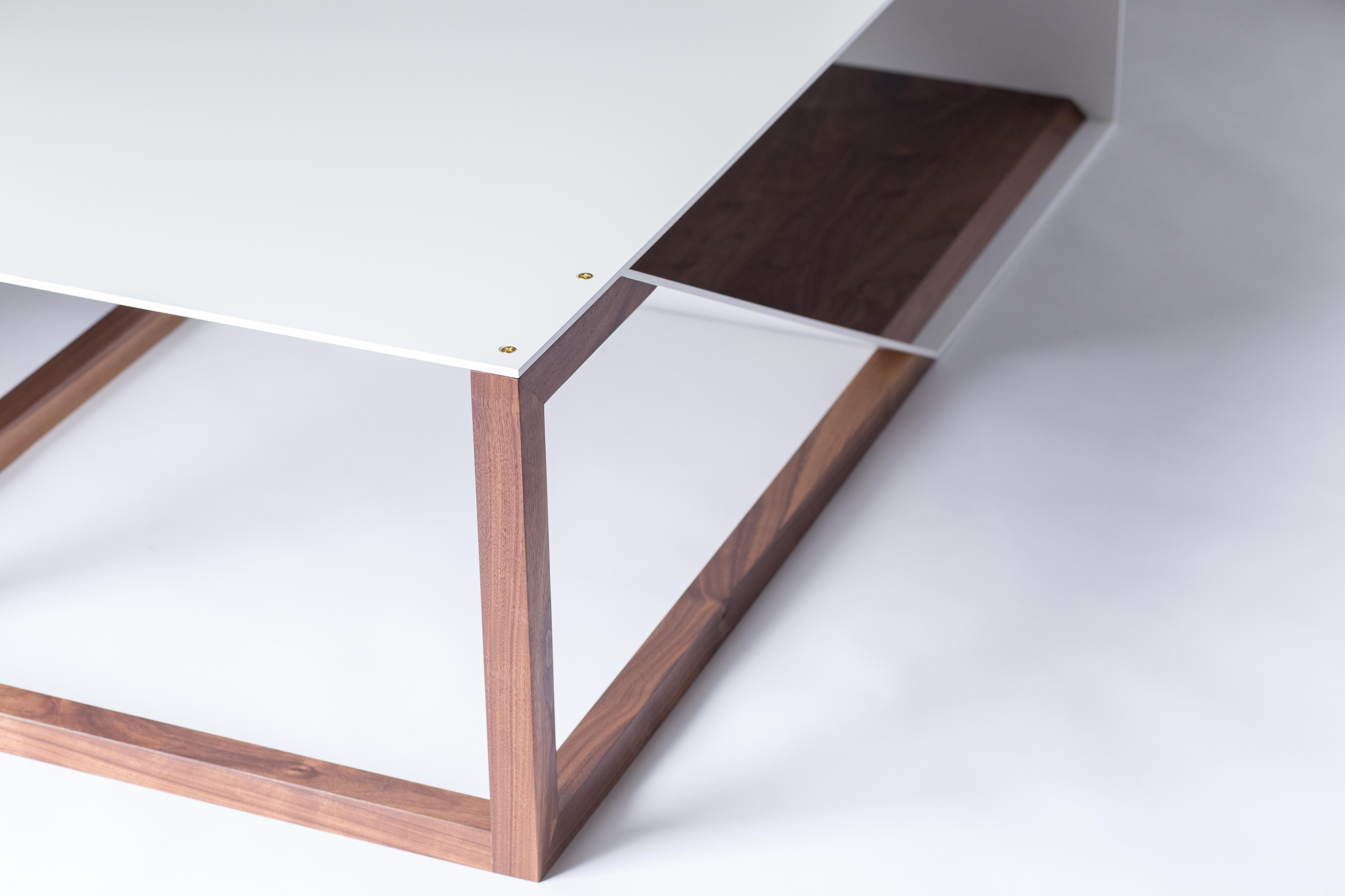 Ferronnerie Table basse Cortado en aluminium - Base en noyer avec structure en aluminium peint par poudrage en vente