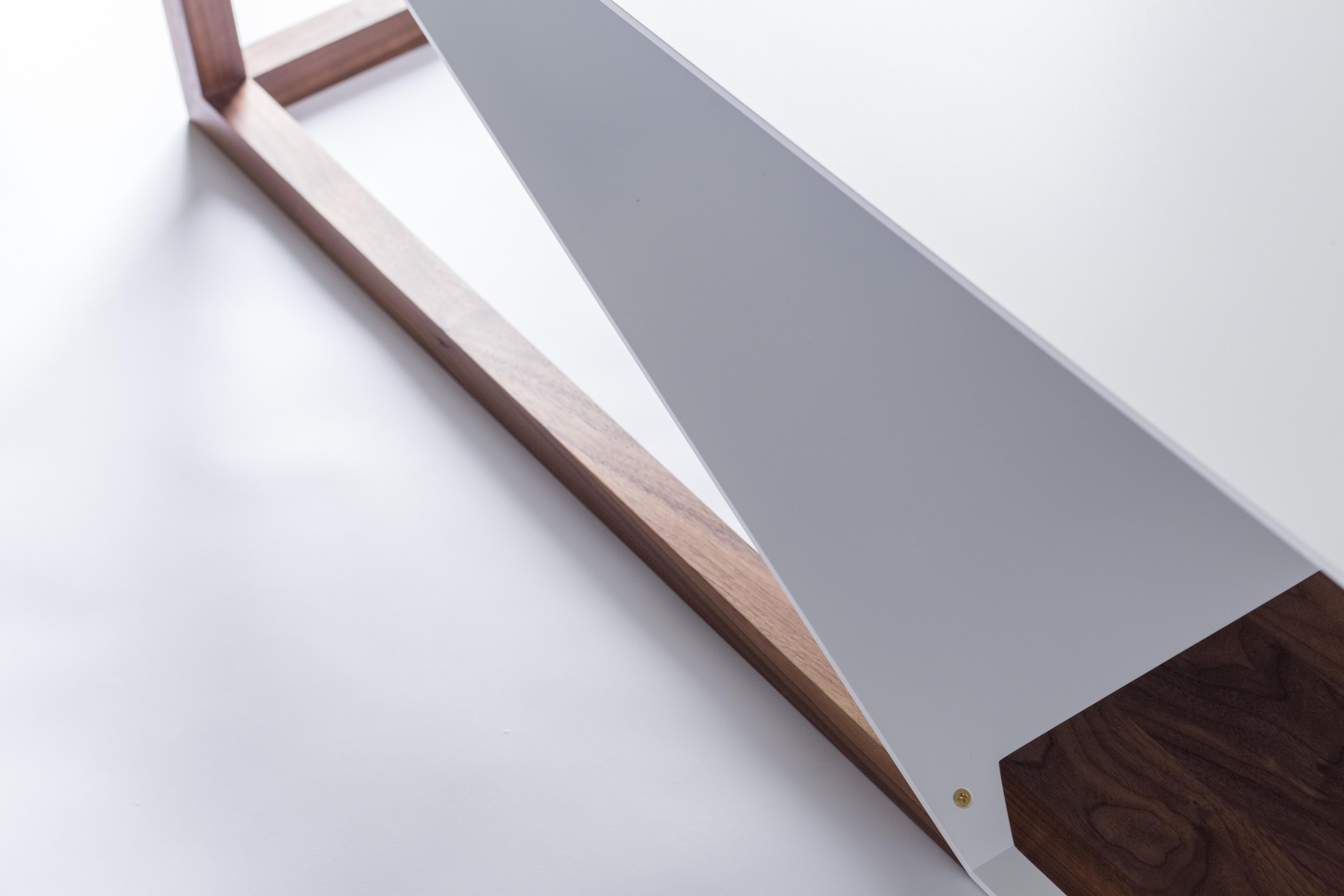 Table basse Cortado en aluminium - Base en noyer avec structure en aluminium peint par poudrage Neuf - En vente à Tualatin, OR